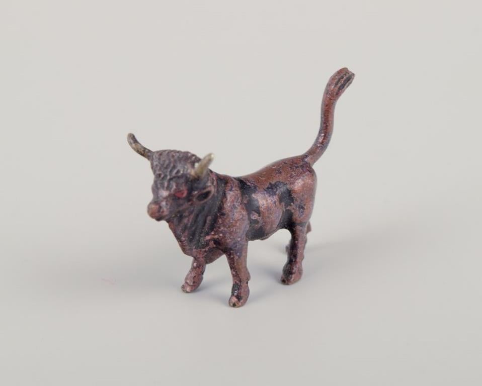 Wiener Bronze, Stier, hochwertige Bronzefigur aus Wiener Bronze.
Vermutlich von Franz Bergmann.
In ausgezeichnetem Zustand mit einer schönen Patina.
Österreich, ca. 1900/1910er Jahre.
Abmessungen: Breite 24 mm x Höhe 20 mm.