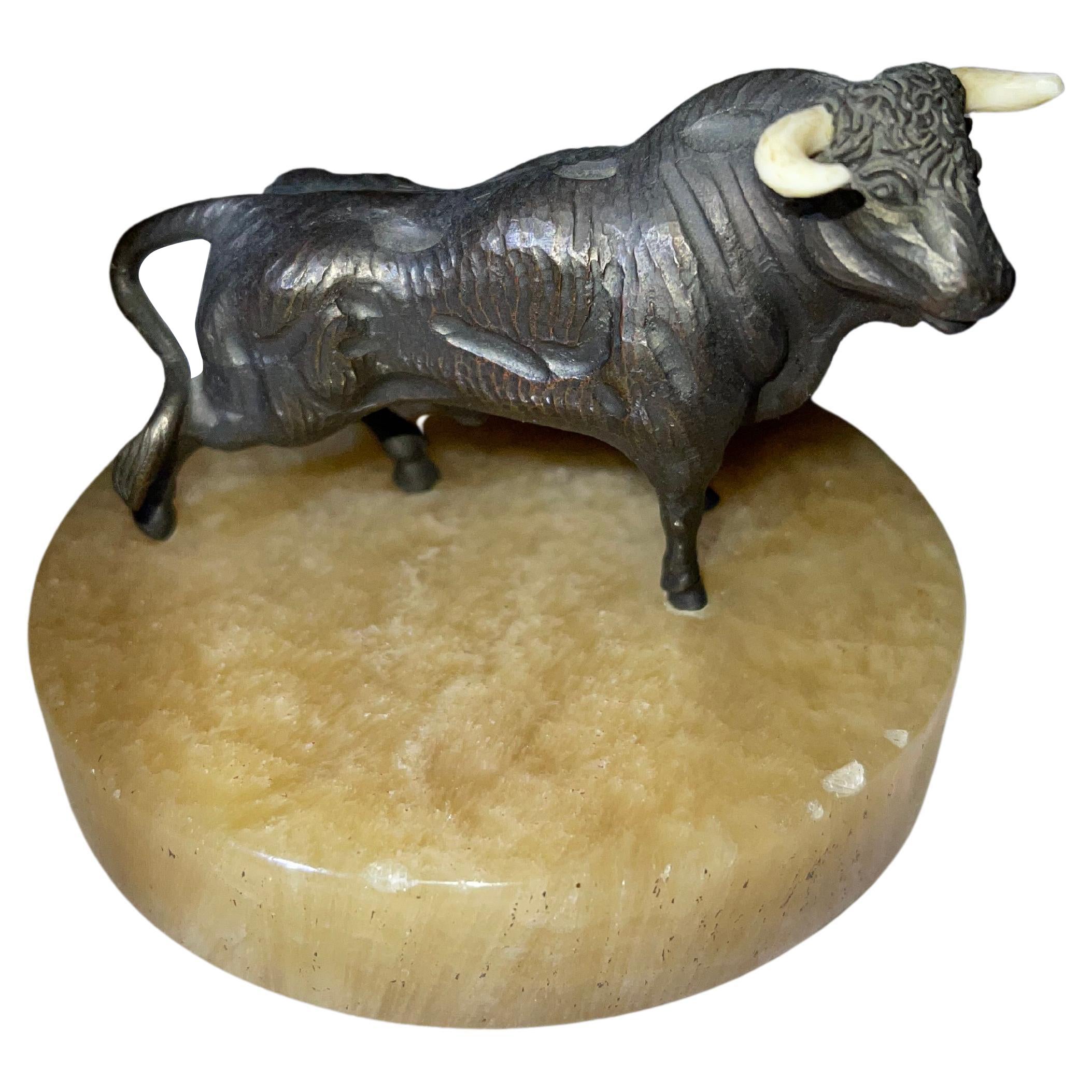 Toro in bronzo di Vienna, montato su una base di onice verde, 1920 ca.