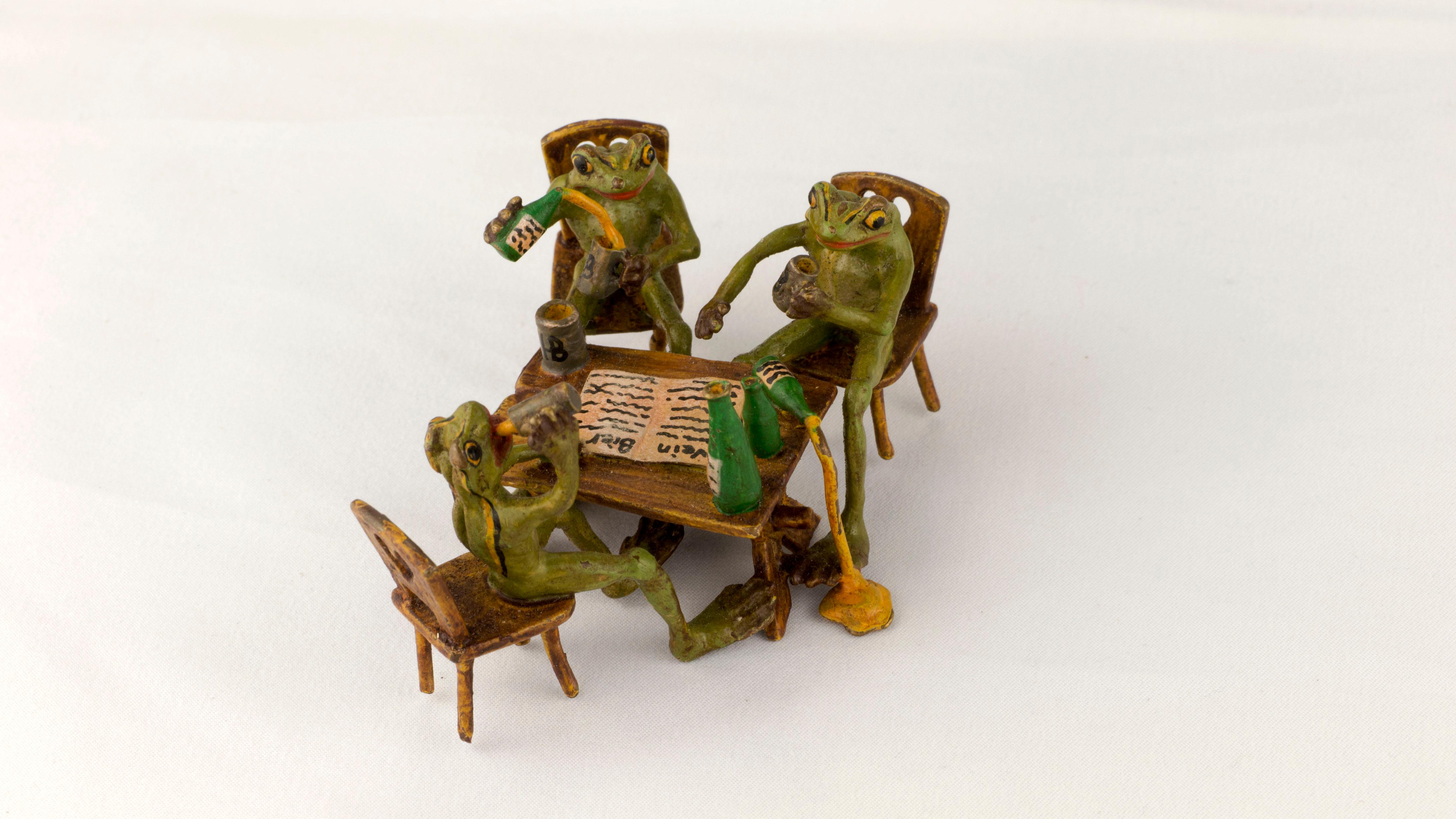 frogs playing poker