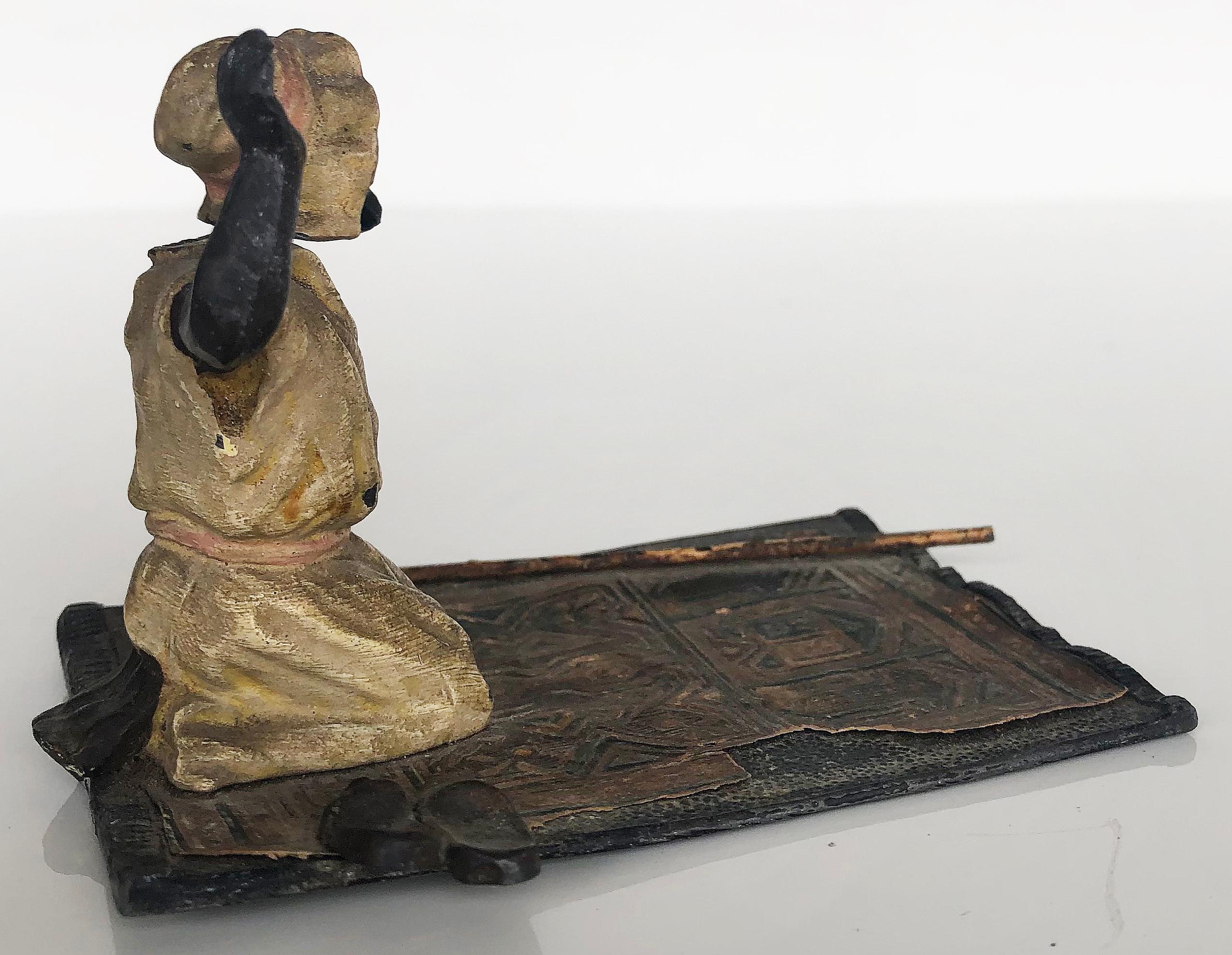 Autrichien Vienna Bronze peint à froid d'un homme orientaliste sur un tapis de prière avec tête branlante en vente
