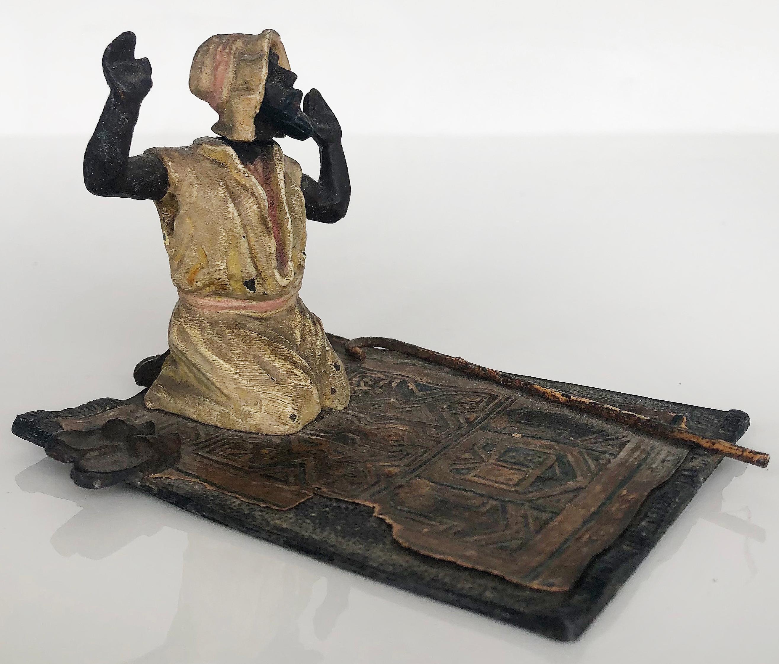 Peint à froid Vienna Bronze peint à froid d'un homme orientaliste sur un tapis de prière avec tête branlante en vente