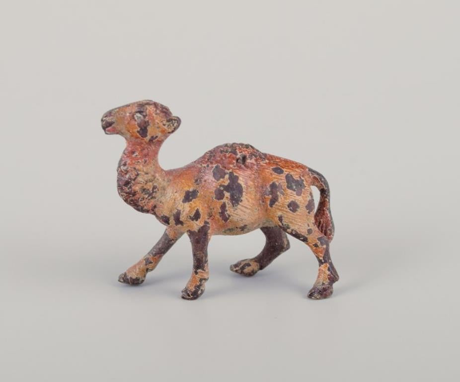 Bronze de Vienne, chameau dromadaire, figurine en bronze de haute qualité.
Vraisemblablement par Franz Bergmann.
En excellent état avec une belle patine.
Autriche, vers les années 1900/1910.
Dimensions : Largeur 25 mm x Hauteur 20 mm.