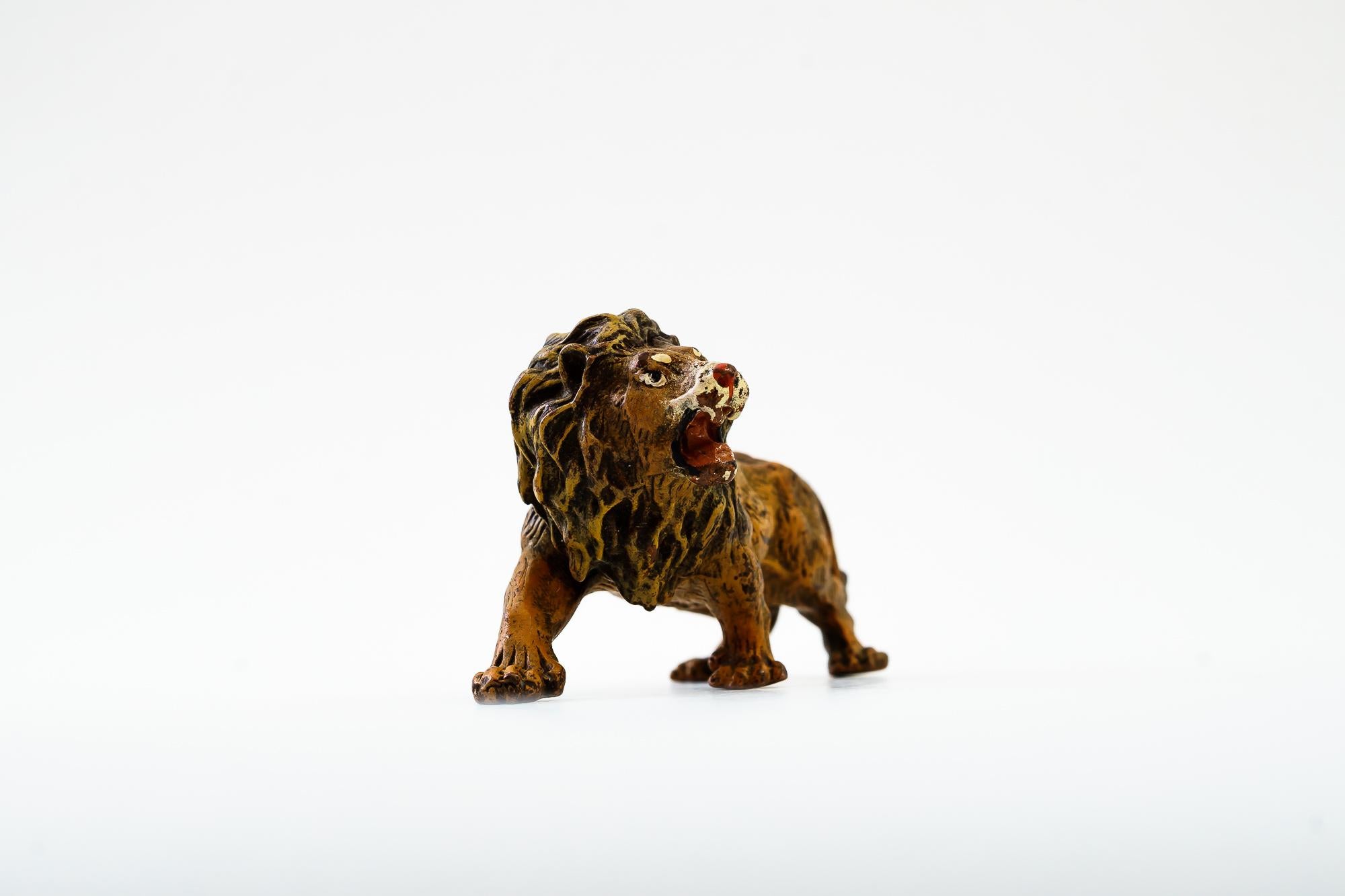 Petit bronze viennois représentant un lion, Franz Bergmann (marqué en bas, voir dernière photo)
État original.
 
