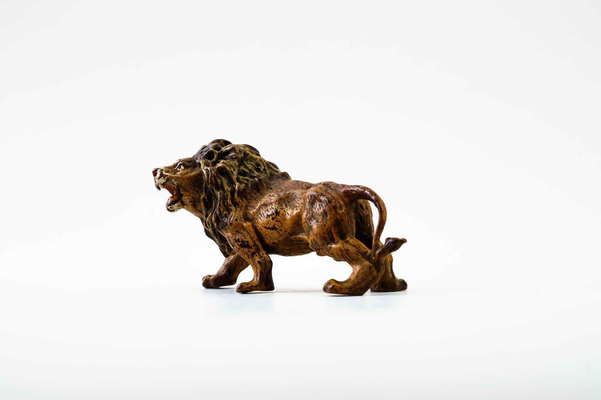 Franz Bergmann, „Markiert auf der Unterseite“, Wiener Bronzefigur eines kleinen Löwen (Jugendstil) im Angebot
