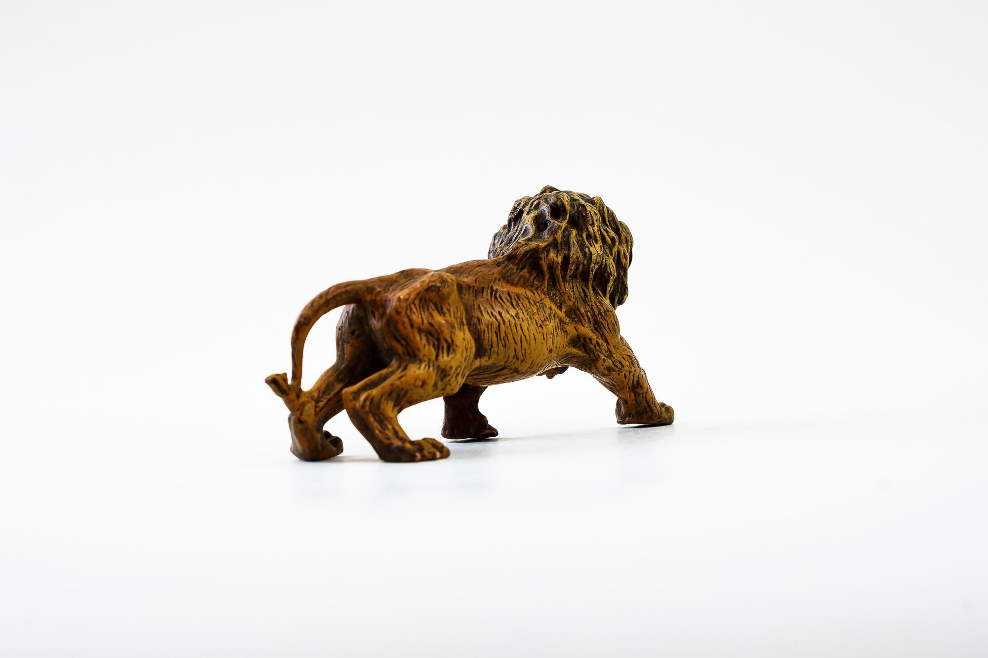 Franz Bergmann, „Markiert auf der Unterseite“, Wiener Bronzefigur eines kleinen Löwen (Österreichisch) im Angebot