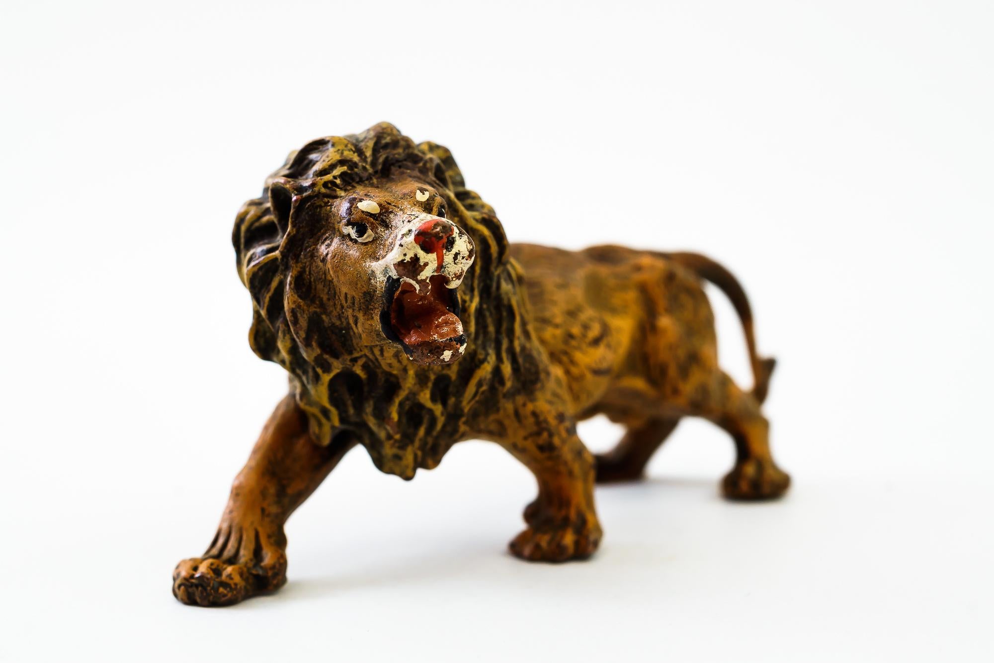 Peint Petite figurine en bronze de Vienne d'un petit lion, Franz Bergmann « Marqué sur le fond » en vente