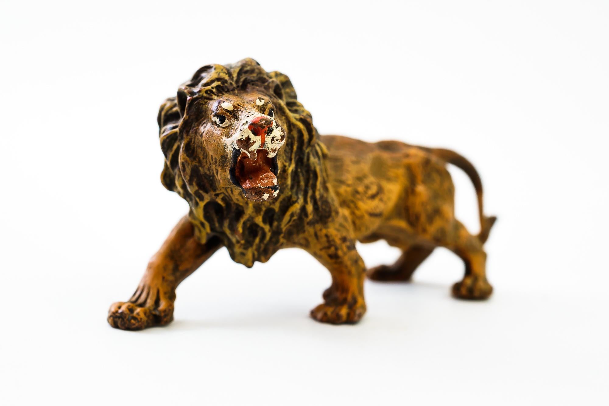 Franz Bergmann, „Markiert auf der Unterseite“, Wiener Bronzefigur eines kleinen Löwen im Angebot 1