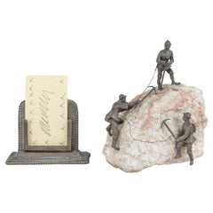 Vienna Bronze de 3 alpinistes avec accessoires escaladant un rocher, vers 1910