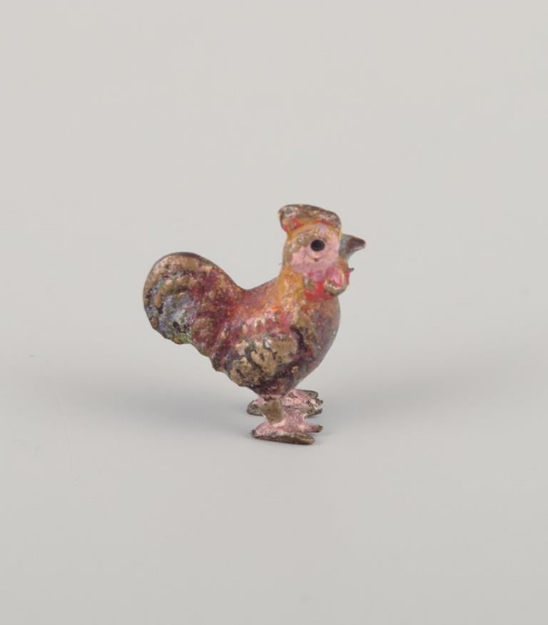 Bronzo di Vienna, tre statuette in bronzo di alta qualità.
Anatra, pollo e pipistrello.
Presumibilmente da Franz Bergmann.
In ottime condizioni con una bella patina.
Austria, circa 1900-1910.
Dimensioni: La mazza misura 19 mm.
