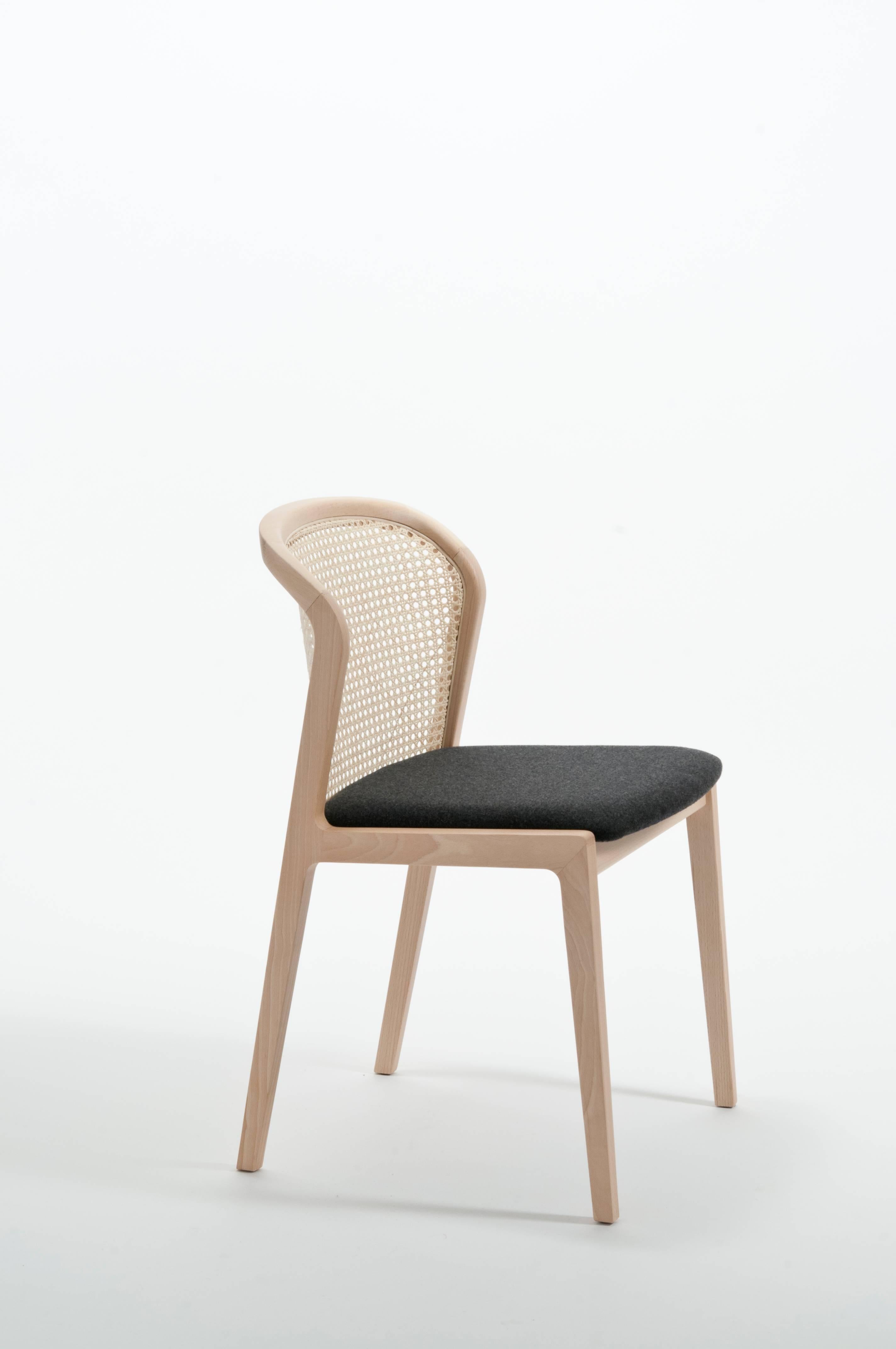 Fait à la machine Chaise Vienna de Col, design moderne en bois et paille, assise tapissée azurée en vente