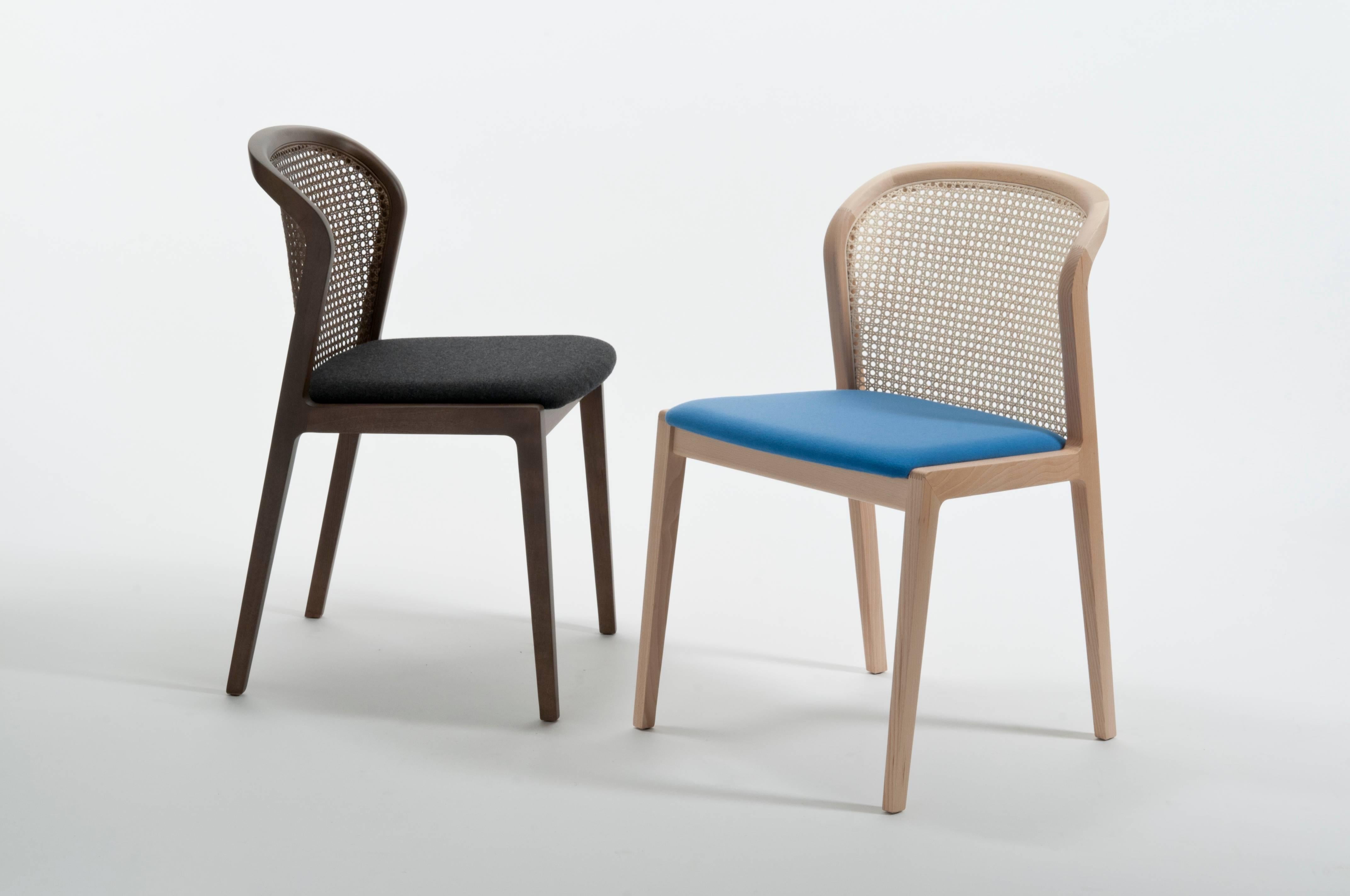 Fait à la machine Chaise Vienna de Col, design moderne en bois et paille, assise tapissée bleue en vente