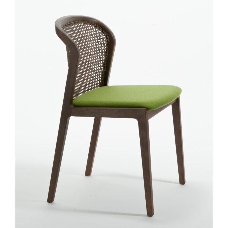 Chaise Vienna, Canaletto, Nord laine vert acide par Colé Italia avec Emmanuel Gallina
Dimensions : H 78, L 48, P 50 cm
MATERIAL : chaise en bois de Beeche teinté avec dossier en paille et assise rembourrée.
Finition teintée dans la masse : CA