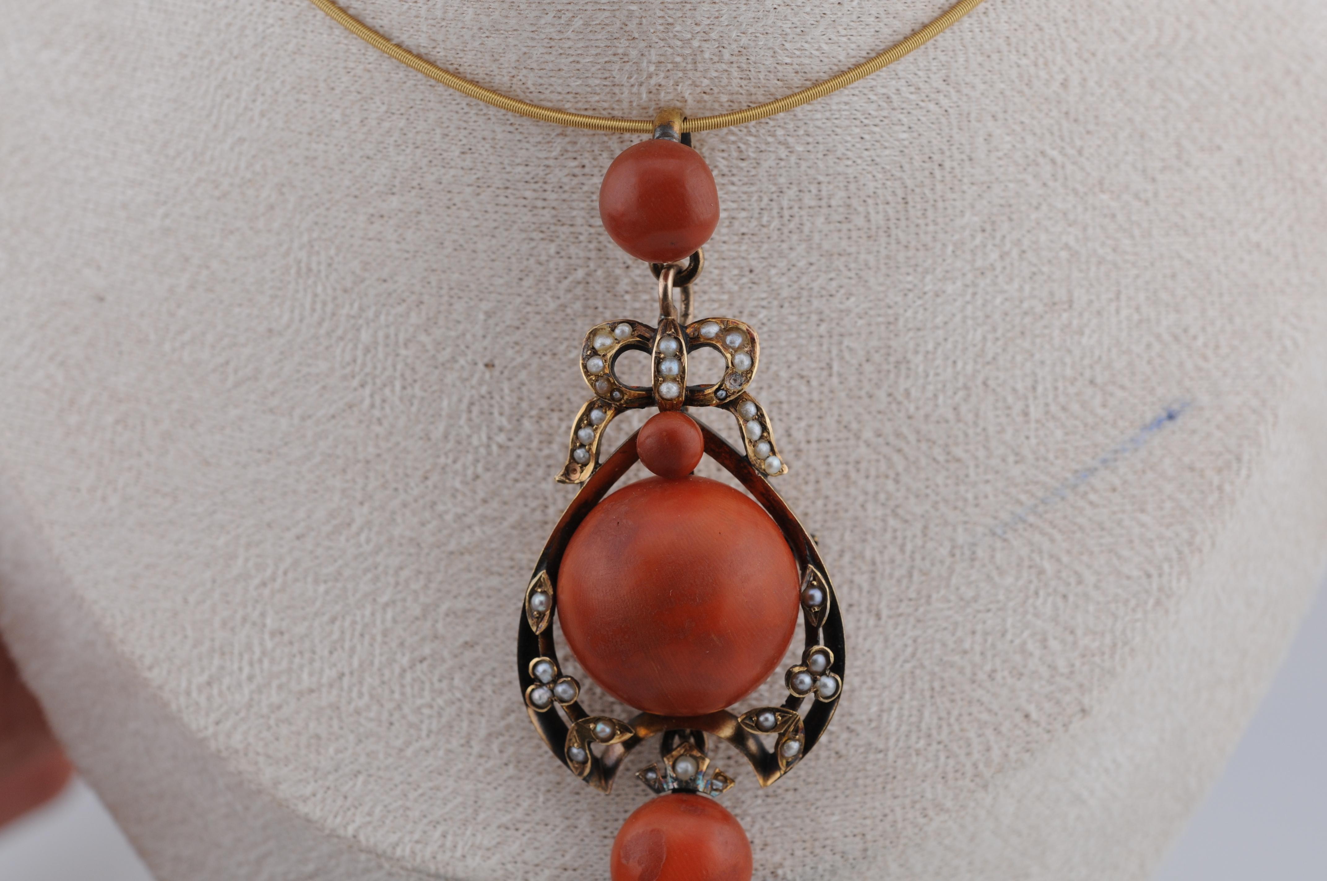 Broche/pendentif de Vienne vers 1900, en or jaune 14 carats, dans le style classique du Jugendstil.
Serti d'un grand corail naturel, il confère à la pièce une forte présence et un caractère historique.

Un magnifique bijou ancien du début du siècle.