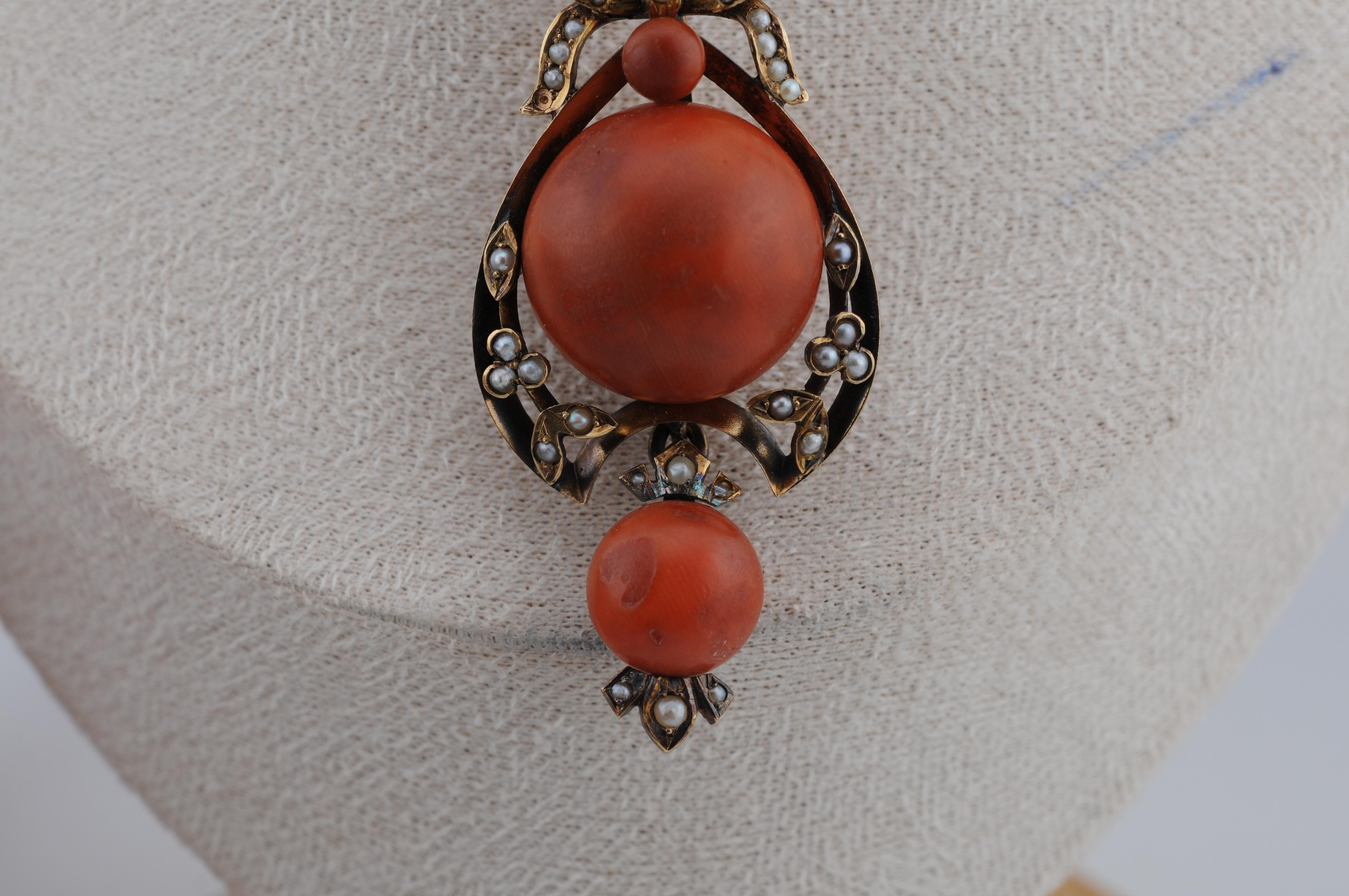 Mouvement esthétique Vienne circa 1900 Broche/Pendentif en corail - Or jaune 14K, Jugendstil en vente