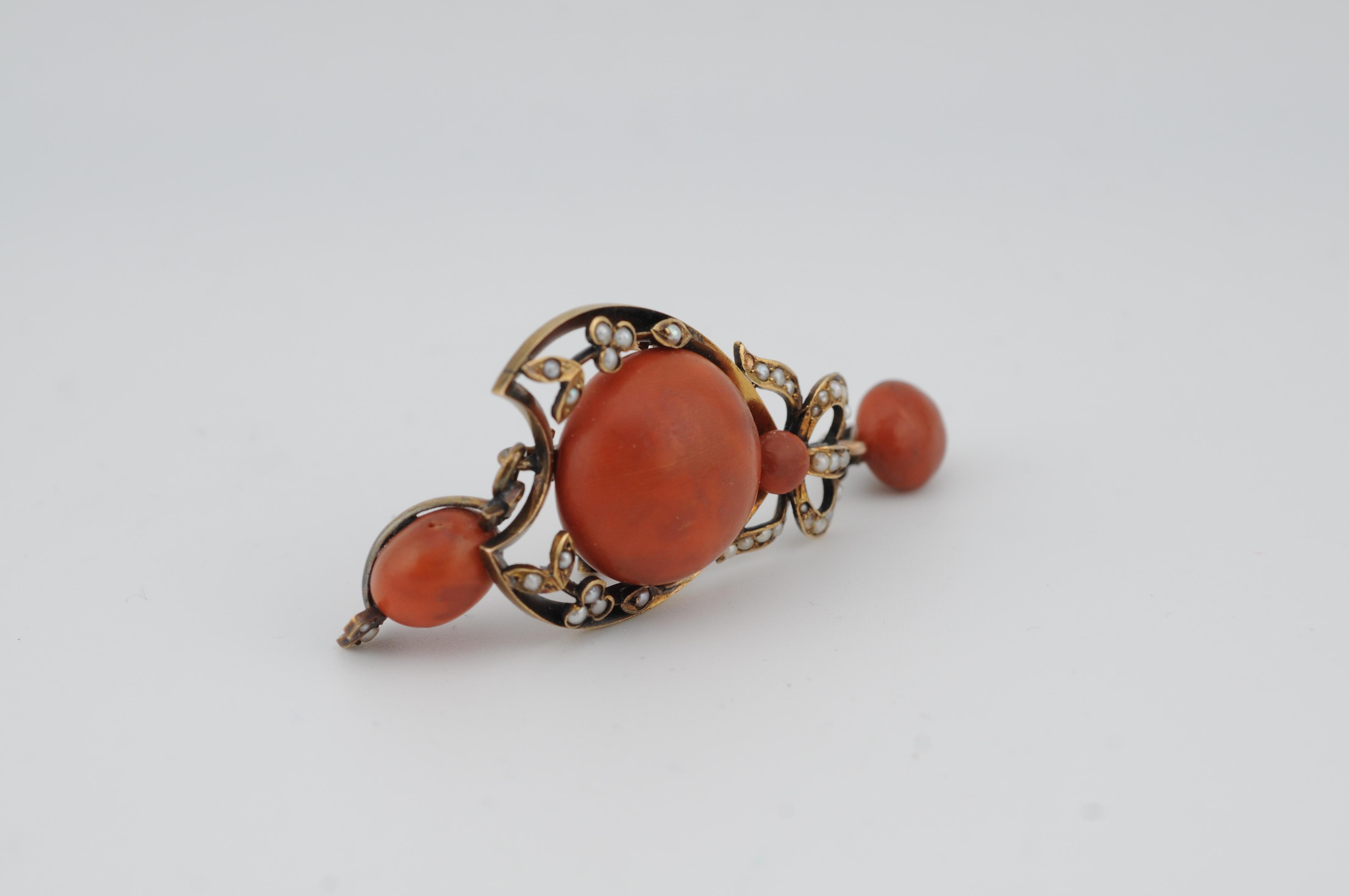 Taille cabochon Vienne circa 1900 Broche/Pendentif en corail - Or jaune 14K, Jugendstil en vente