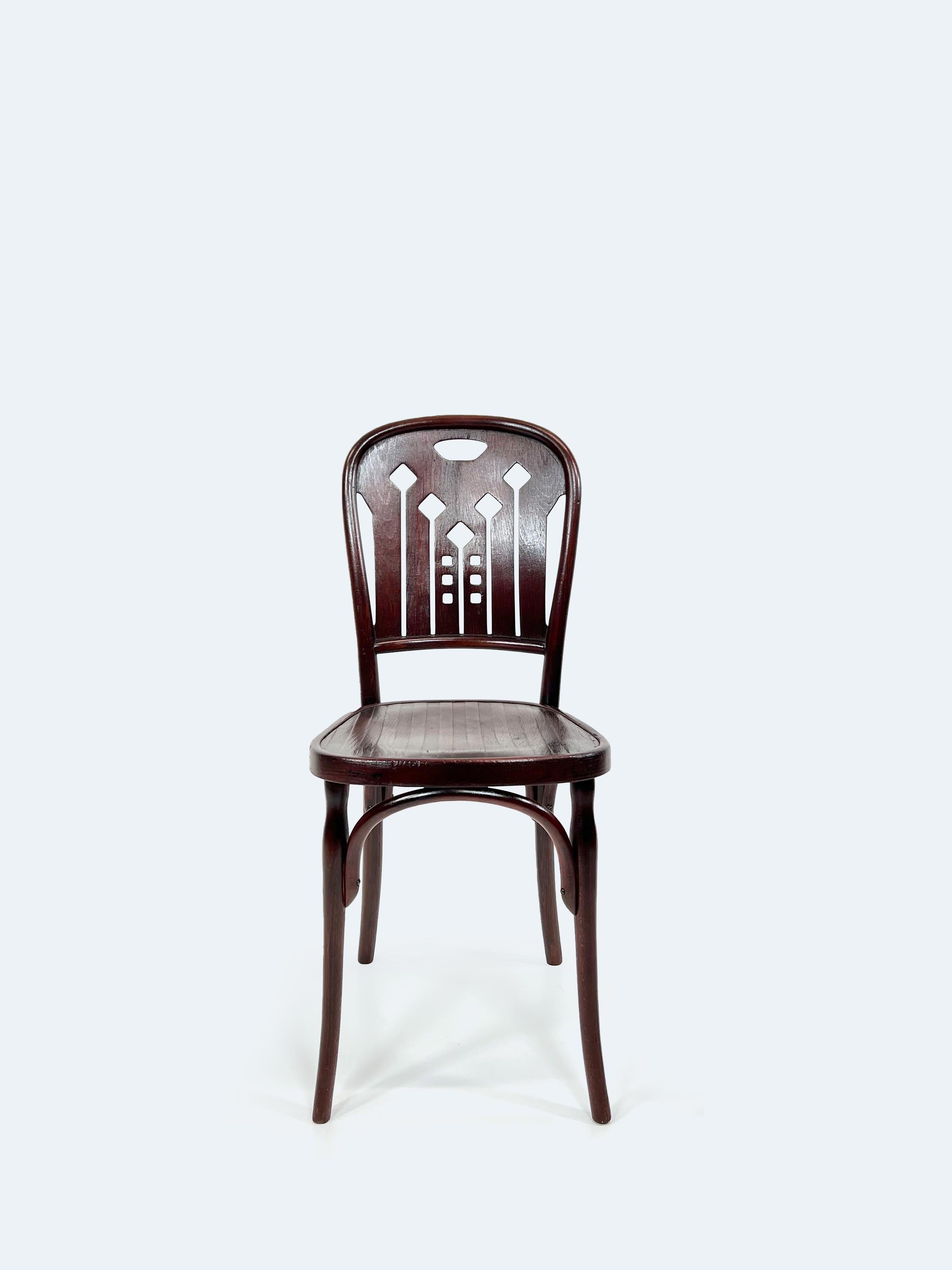 Entra nel mondo del design viennese dei primi del Novecento con il Model No. 244 di Jacob and Josef Kohn, uno splendido esempio dello stile della Secessione Viennese che ha definito un'epoca di innovazione artistica. Questa iconica sedia in legno