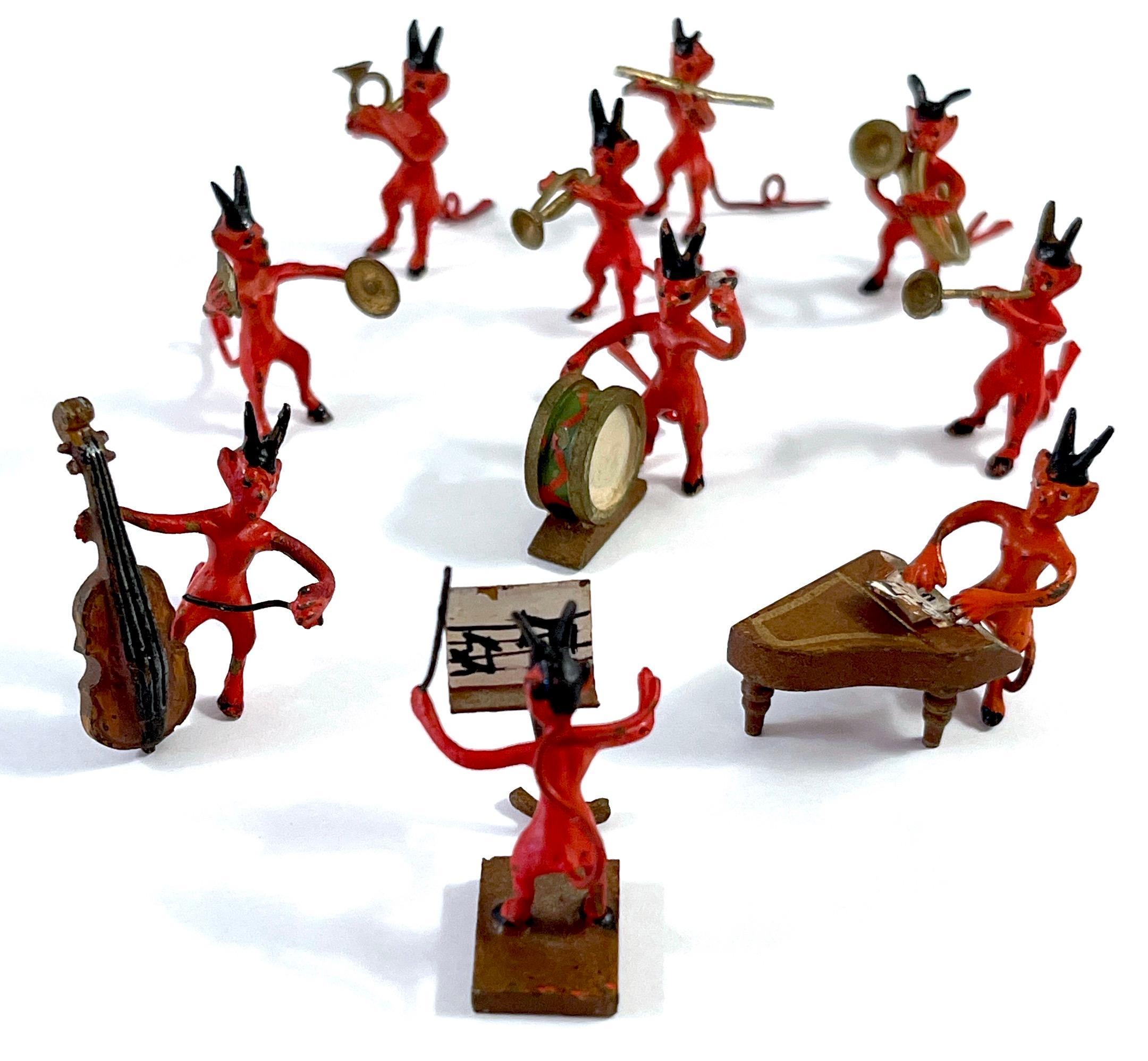 Zehnteiliges Wiener Kaltbemaltes Bronze- Devil Orchestra, Franz Bergman zugeschrieben Franz Bergman
Österreich, um 1925, Franz Bergman zugeschrieben, unmarkiert

Begeben Sie sich auf eine skurrile Reise mit diesem seltenen und entzückenden