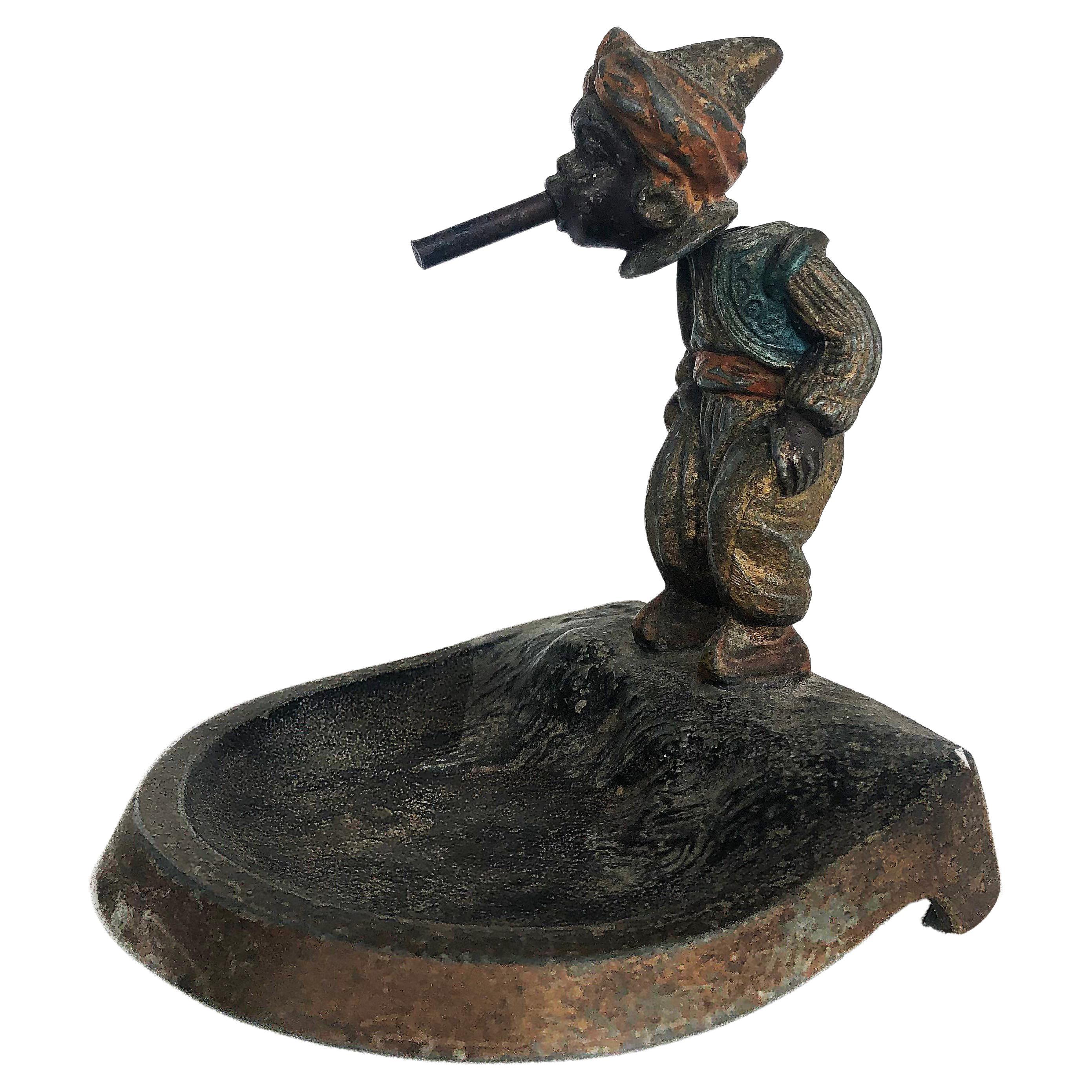Cendrier orientaliste en bronze peint à froid, représentant un homme à tête branlante et une pipe à opium