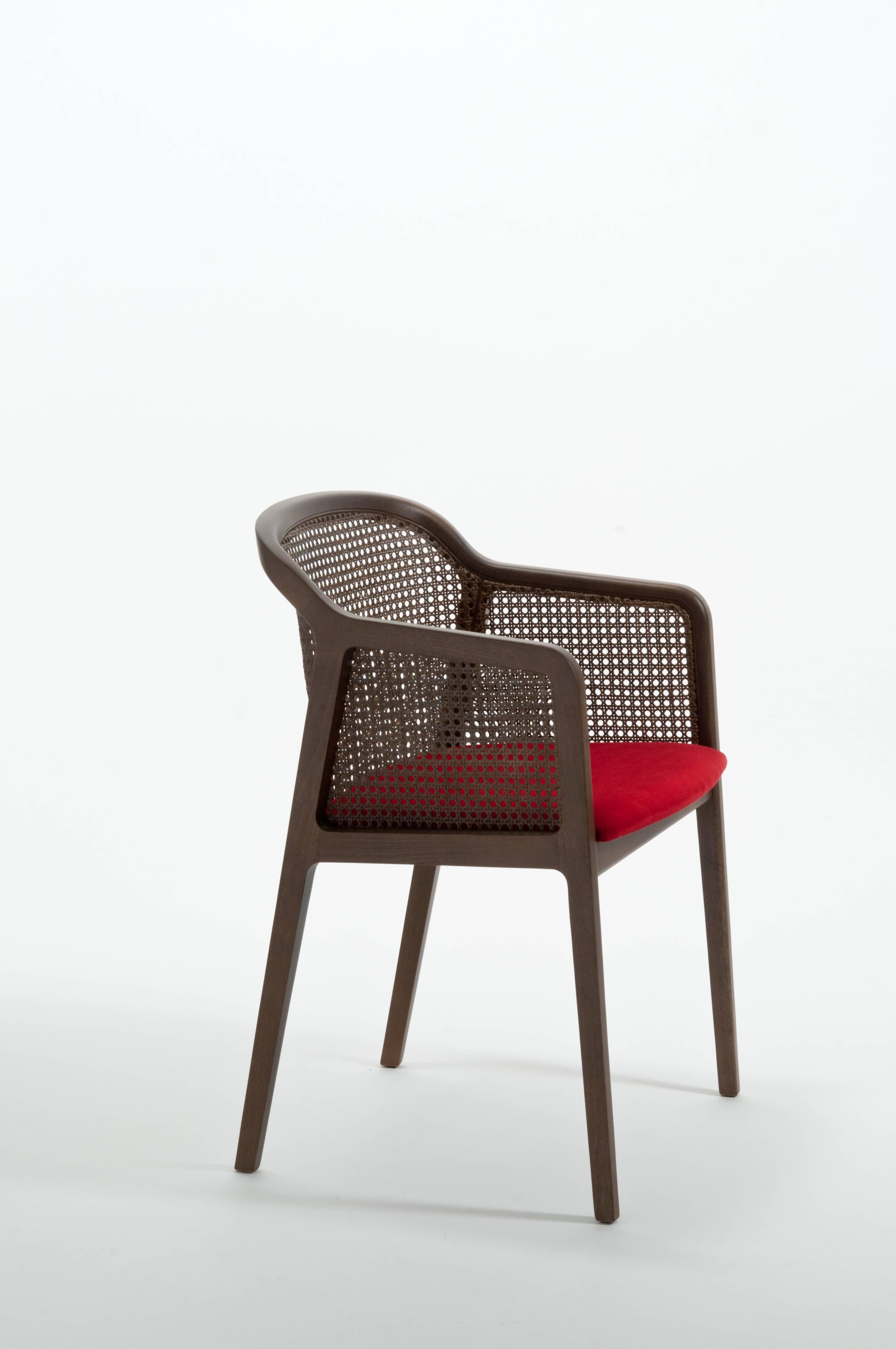 Vienna Armchair Contemporary Design in Nussbaum und Stroh, Sitzfläche schwarz gepolstert (Moderne) im Angebot