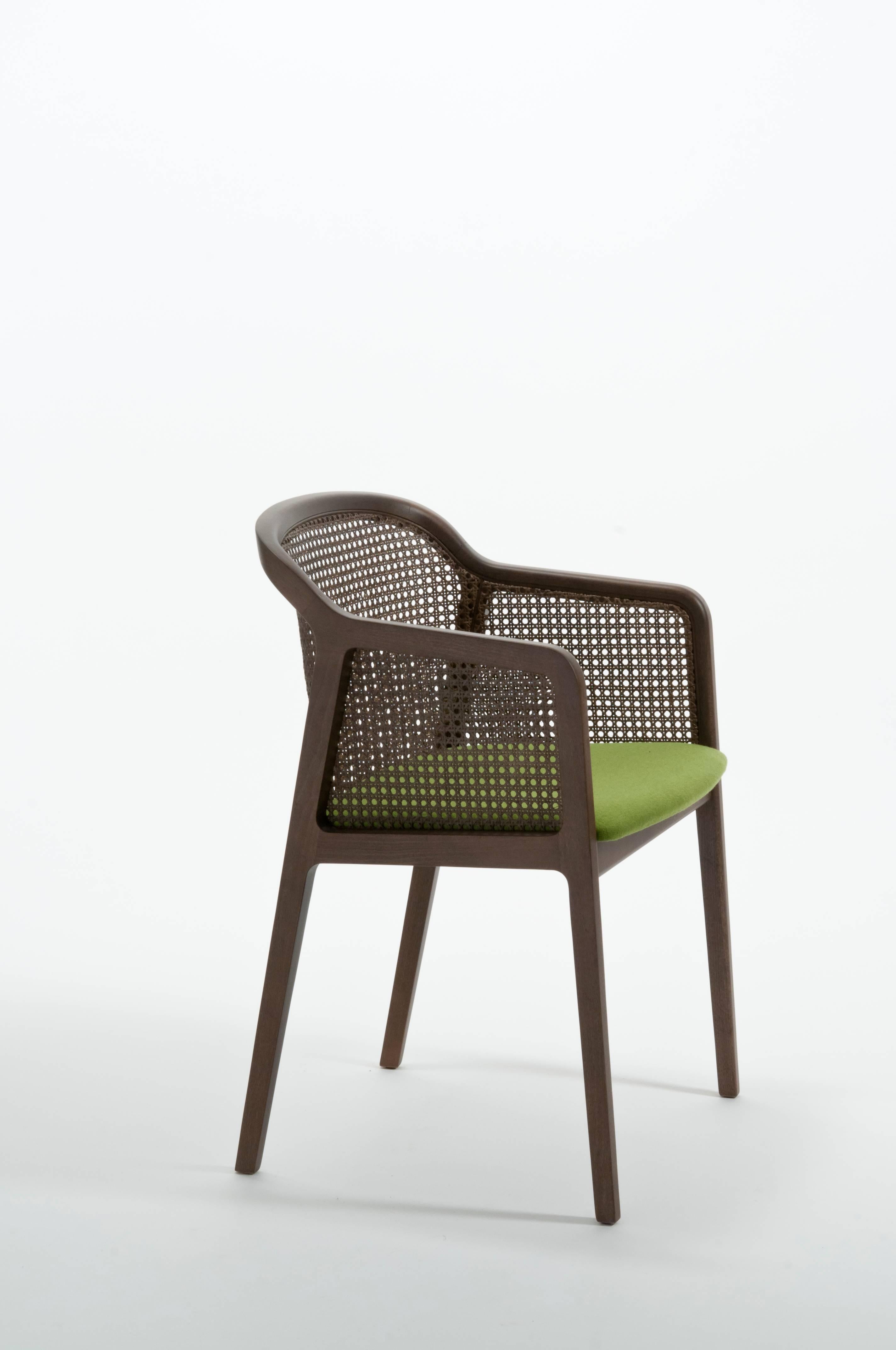 Vienna Armchair Contemporary Design in Nussbaum und Stroh, Sitzfläche schwarz gepolstert (Italienisch) im Angebot