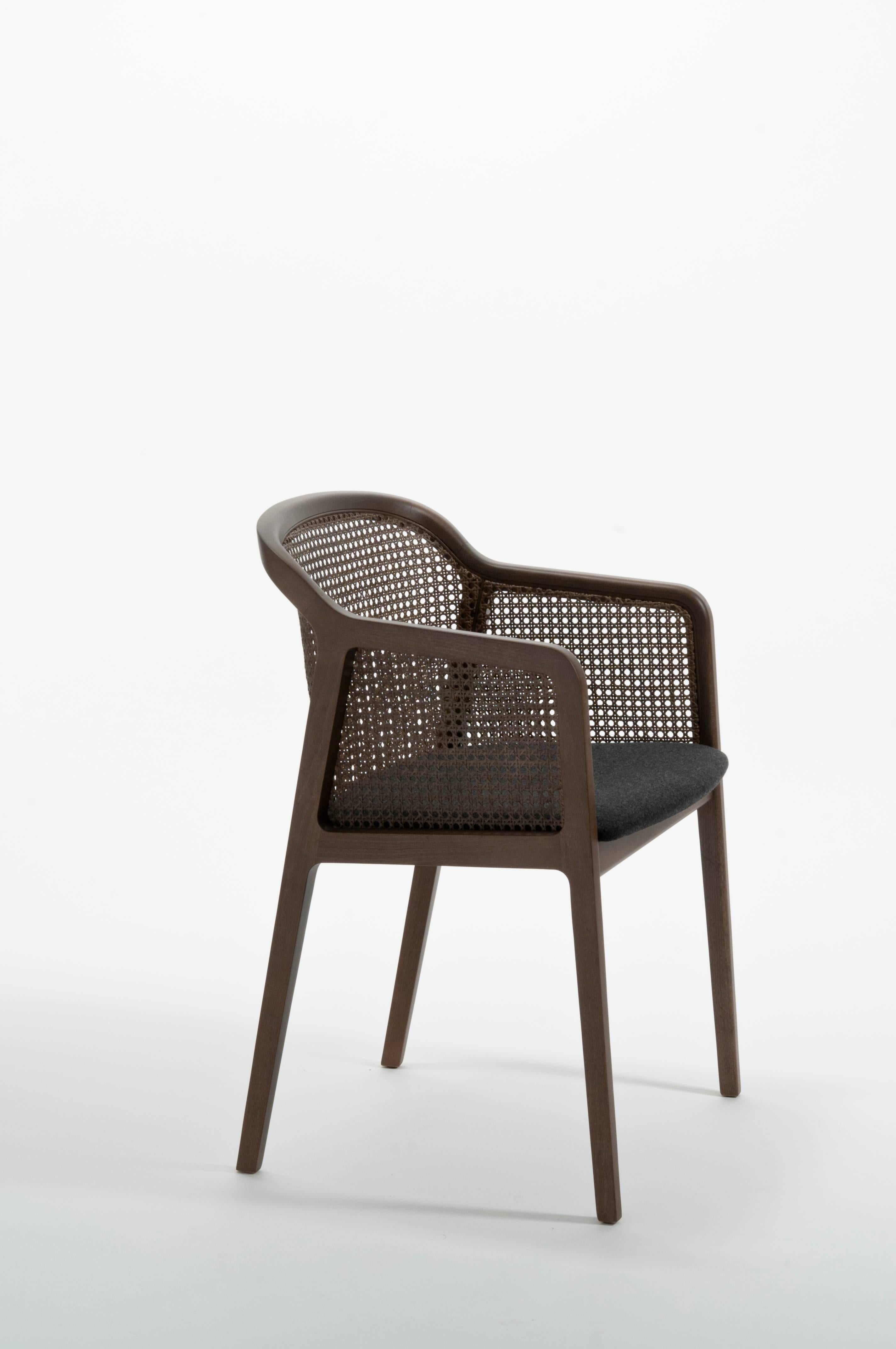Wiener Sessel aus Nussbaum und Strohgrünem Filz, gepolsterter Sitz. Hergestellt in Italien  (Minimalistisch) im Angebot