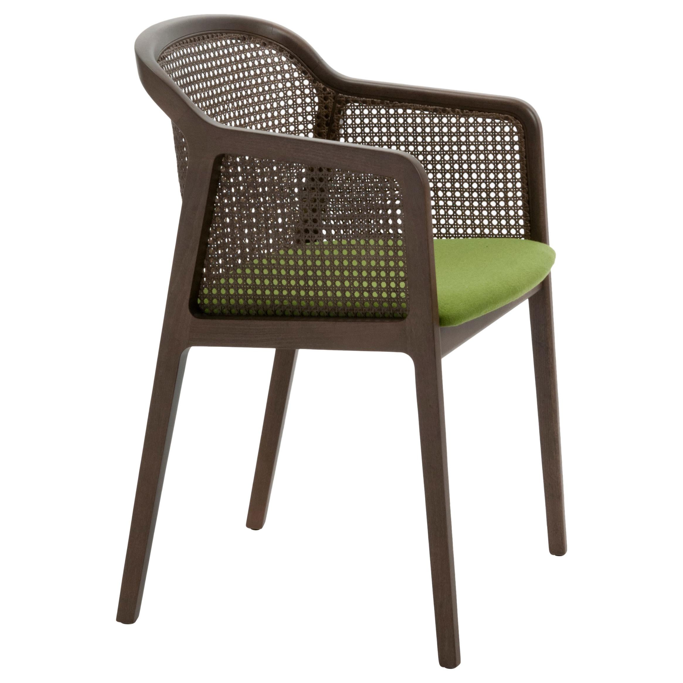 Fauteuil Vienna en noyer et assise tapissée de feutre vert paille. Fabriquée en Italie 