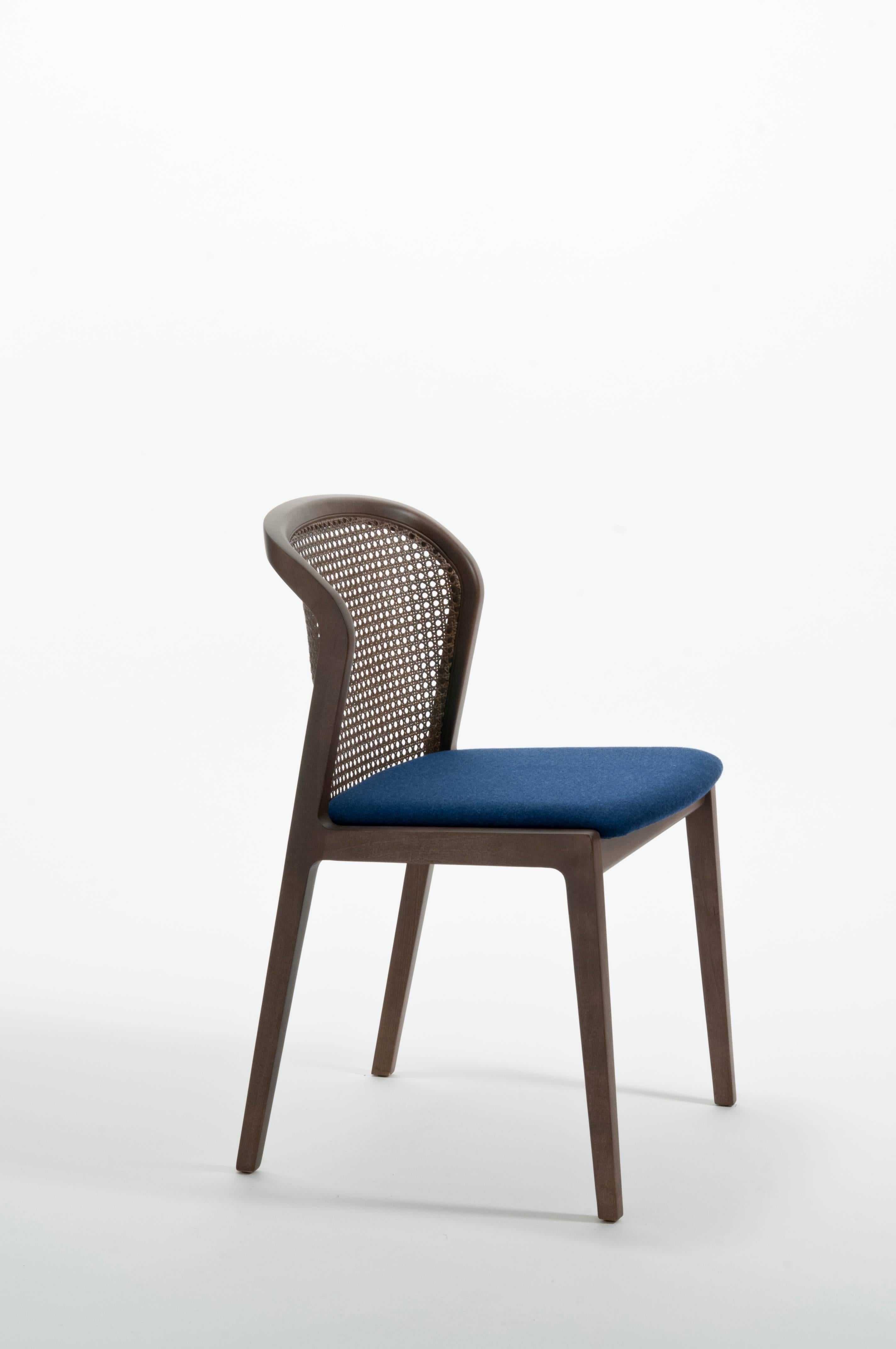 Moderne Chaise contemporaine Vienna, design en noyer et paille, assise tapissée beige en vente