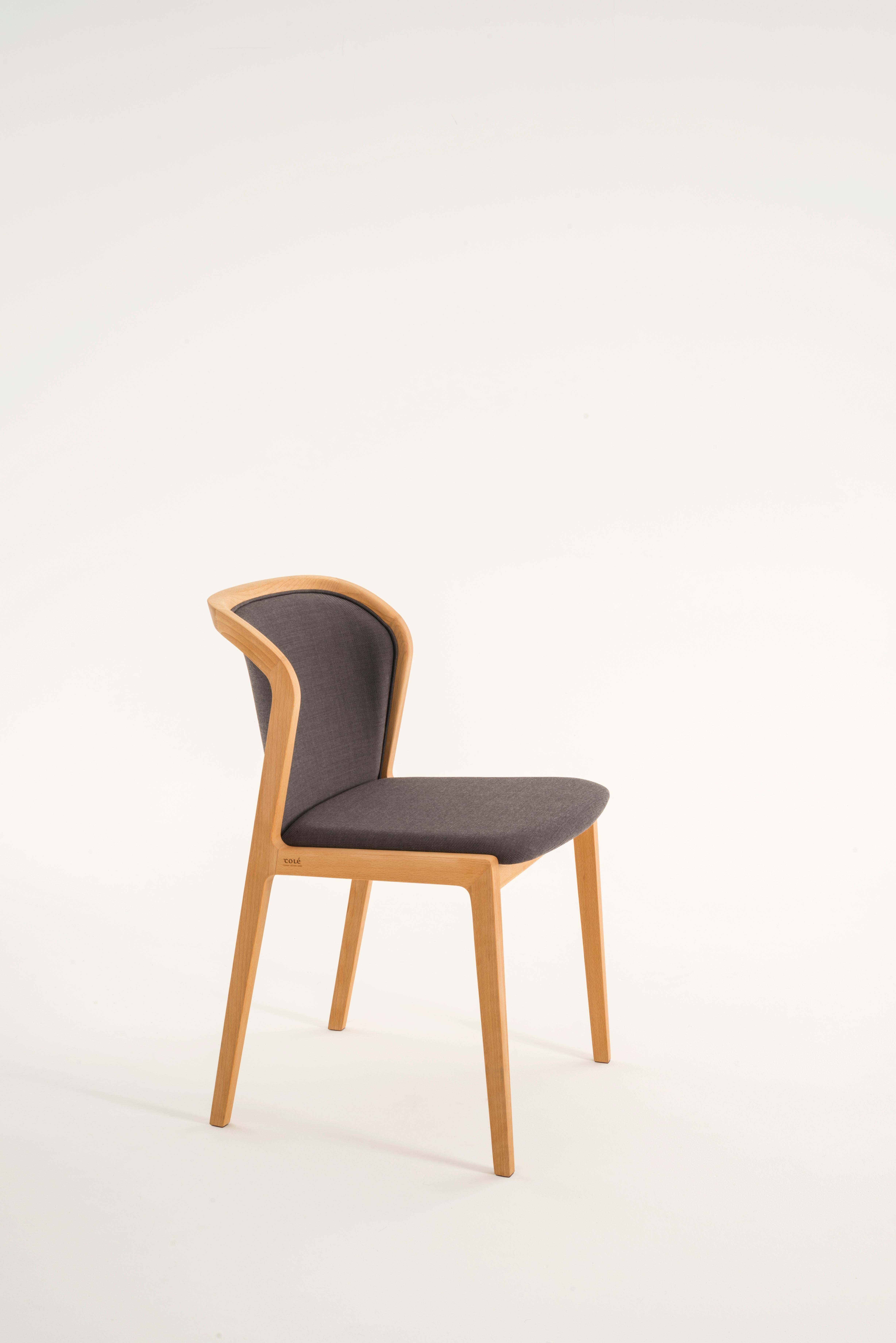 italien Chaise contemporaine Vienna, design en noyer et paille, assise tapissée beige en vente
