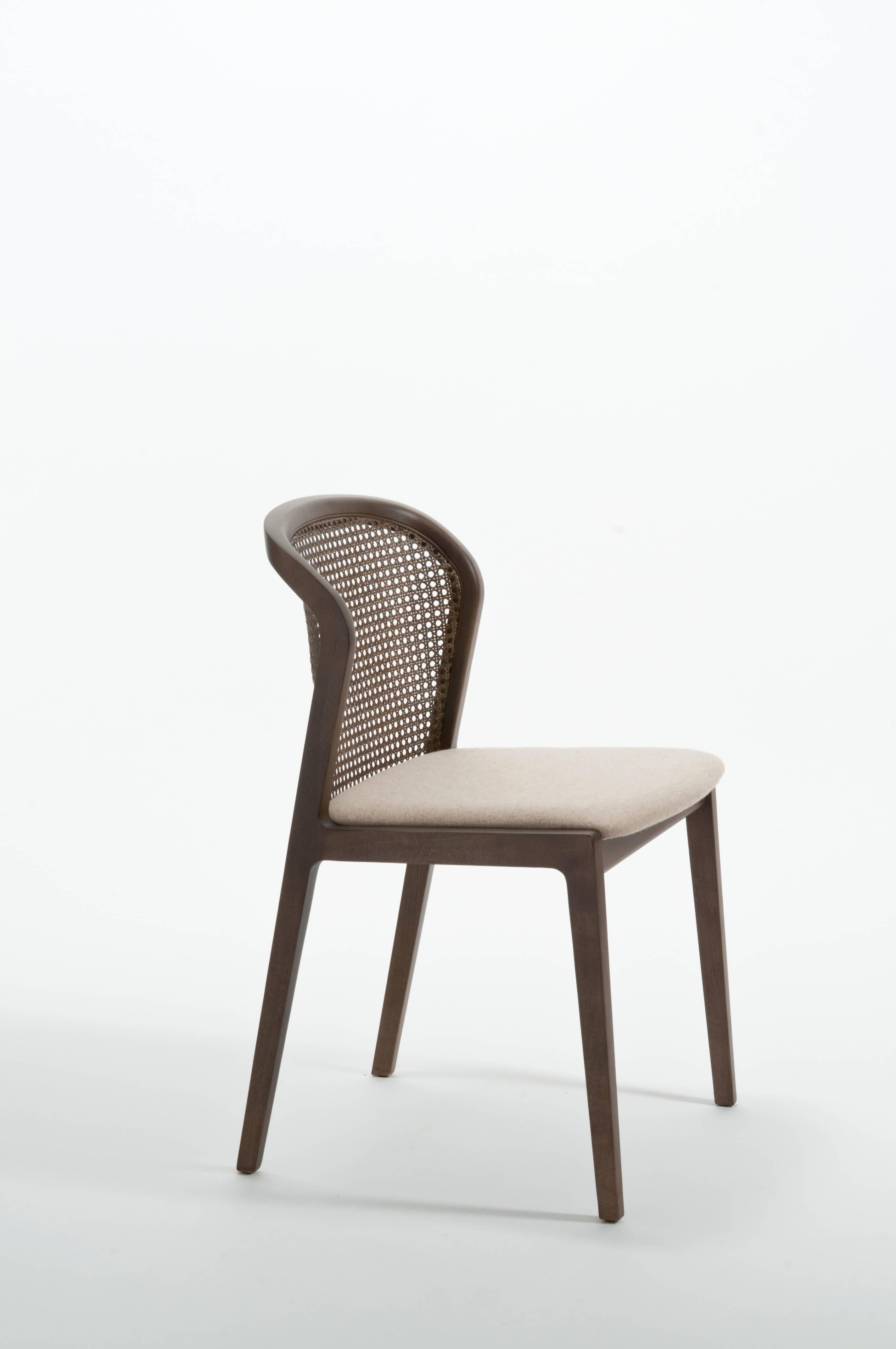 Silla Viena en nogal y paja, asiento tapizado en fieltro negro. Fabricado en Italia Moderno en venta