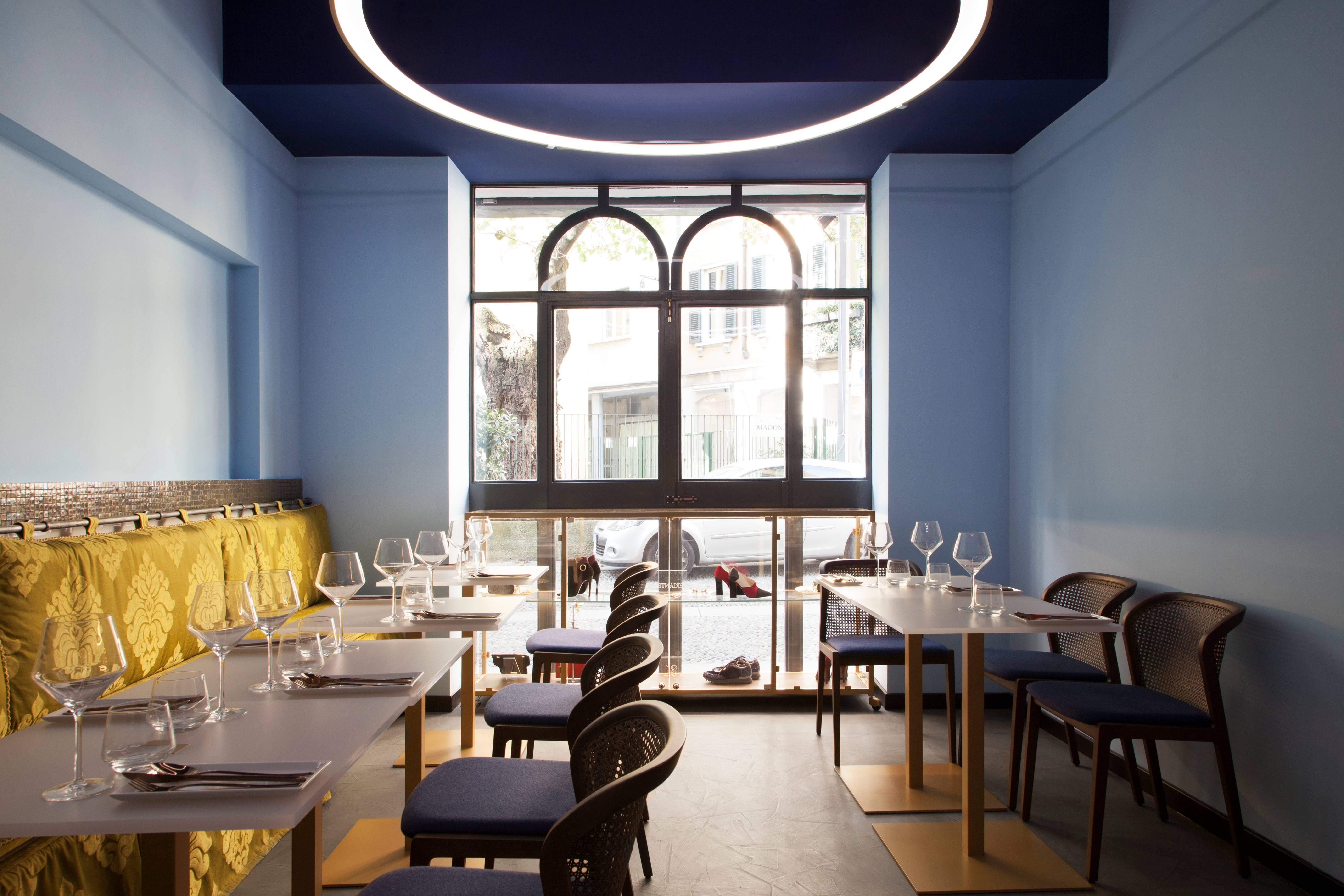 XXIe siècle et contemporain Chaise Vienna de conception contemporaine en noyer et paille, assise tapissée de feutre bleu en vente