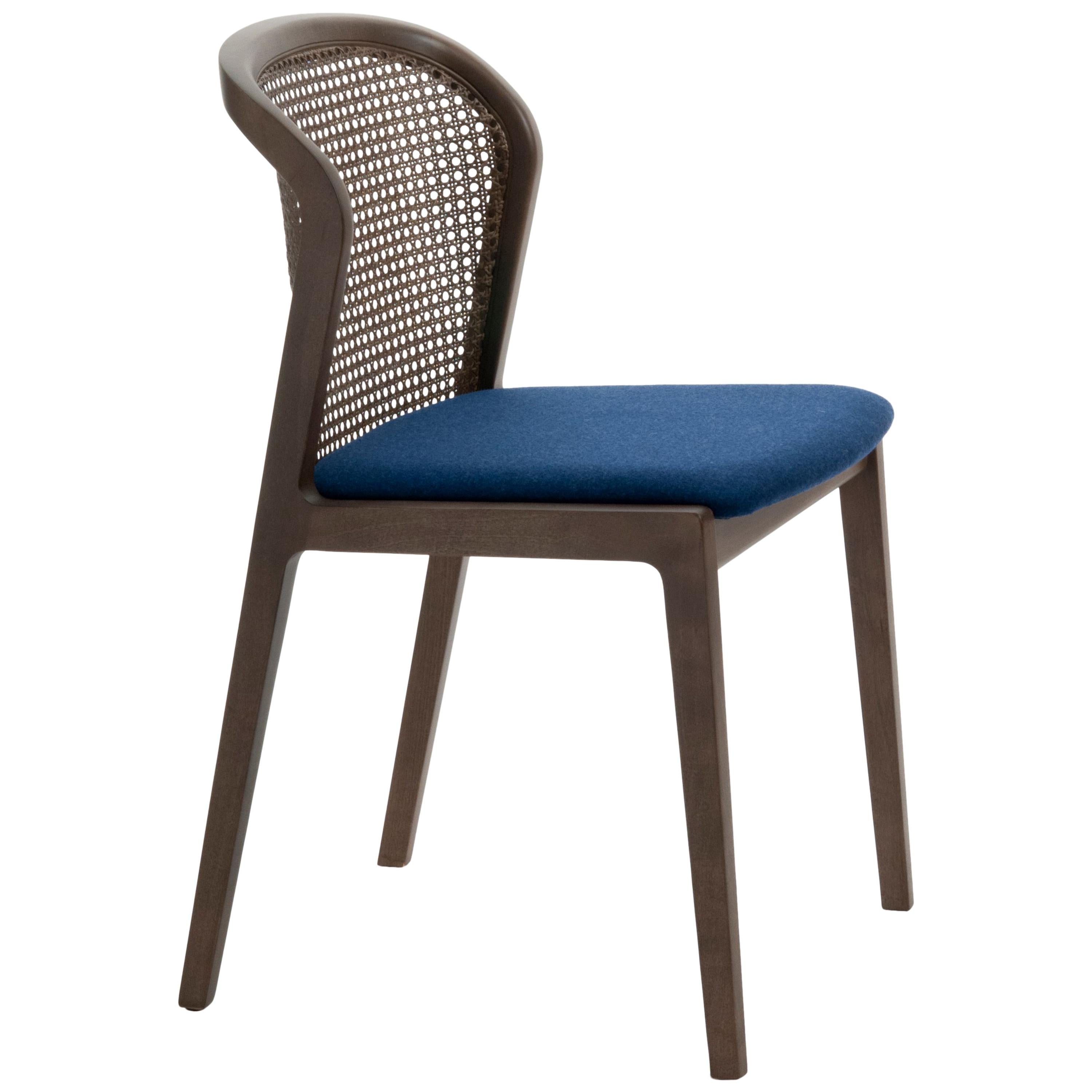 Chaise Vienna de conception contemporaine en noyer et paille, assise tapissée de feutre bleu en vente