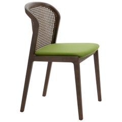 Chaise Vienna en noyer et paille, assise tapissée de feutre vert. Fabriquée en Italie