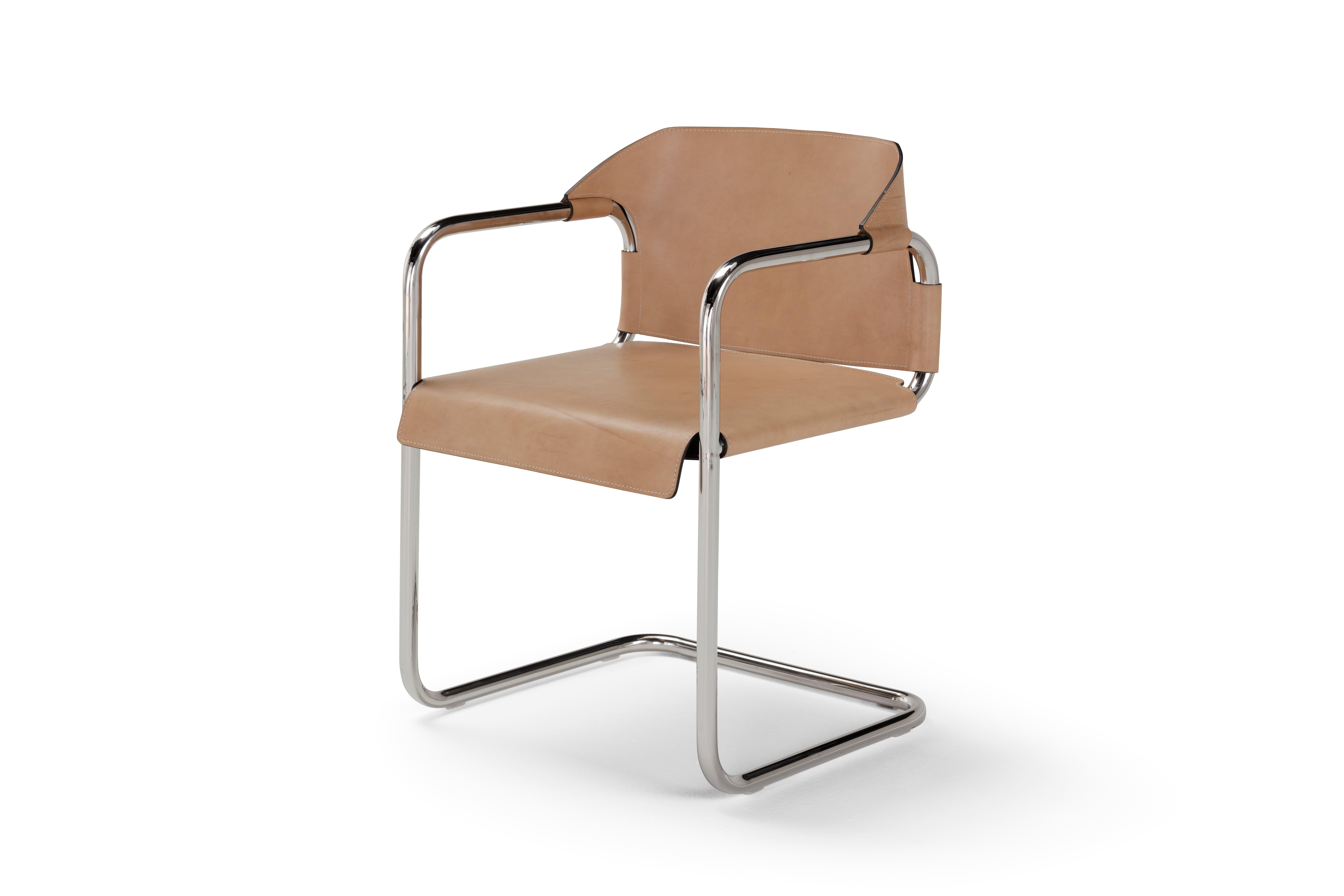 Wiener Cuoio-Stuhl von Amura Lab
Abmessungen: B 56 x T 62 x H 78 cm
MATERIALIEN: RAHMEN: Metall SITZEN: cuoio


Amura Labor:
In ihrem Blick spiegelt sich die starke und ergreifende Schönheit Süditaliens wider. In ihren Händen liegen die Leidenschaft
