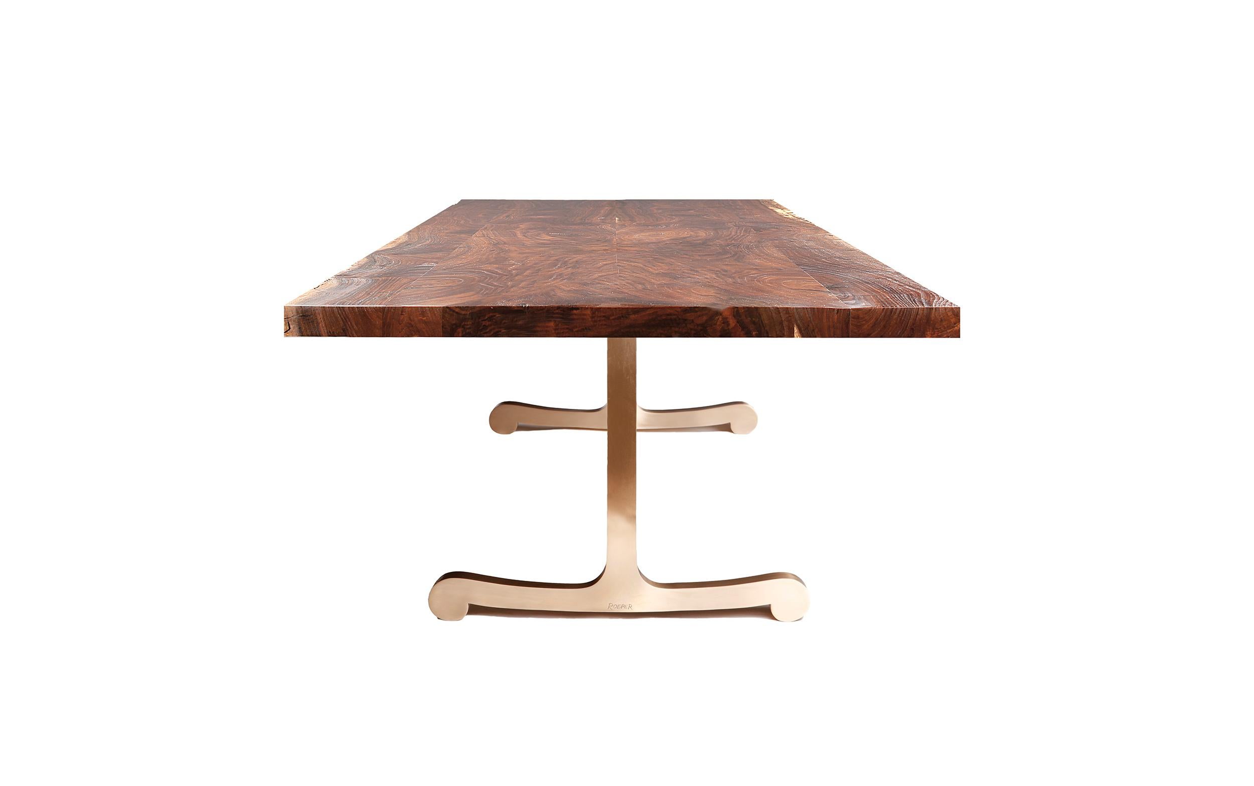 Mit seinen eleganten Kurven und klaren Linien passt der VIENNA Esstisch perfekt zu Innenräumen, die eine sinnliche und anspruchsvolle Designästhetik aufweisen.

Das Schneckenmotiv hat sich in der Geschichte der Architektur und des Designs als Symbol