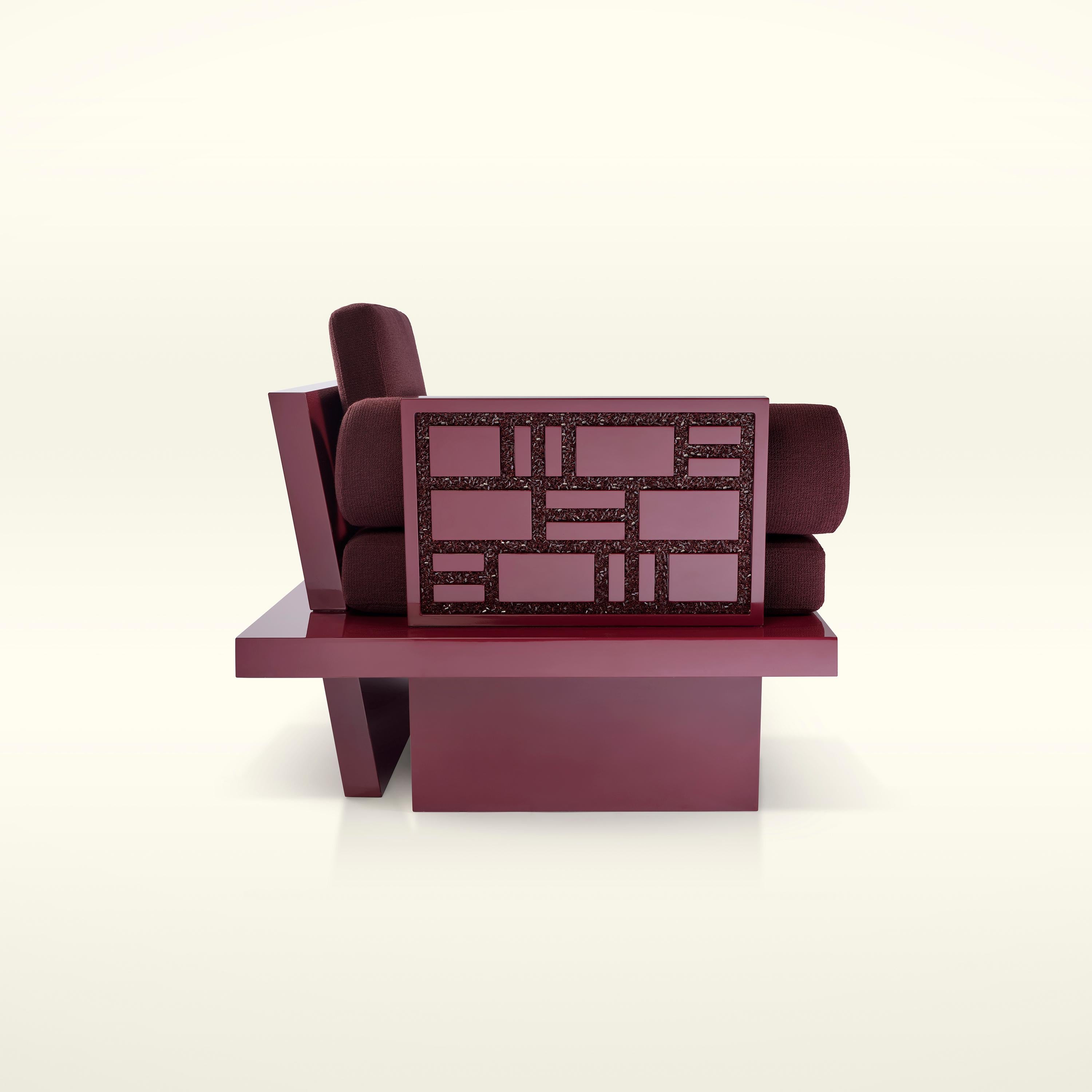 Cama de día Vienna Glam inspirada en
La famosa paleta de colores de Sonia Rykiel. Los motivos diseñados por Geostudio, colocados sobre el cuerpo lacado brillante, se realzan con bordados de cristales artesanales diseñados por el artista Begüm Bakkal