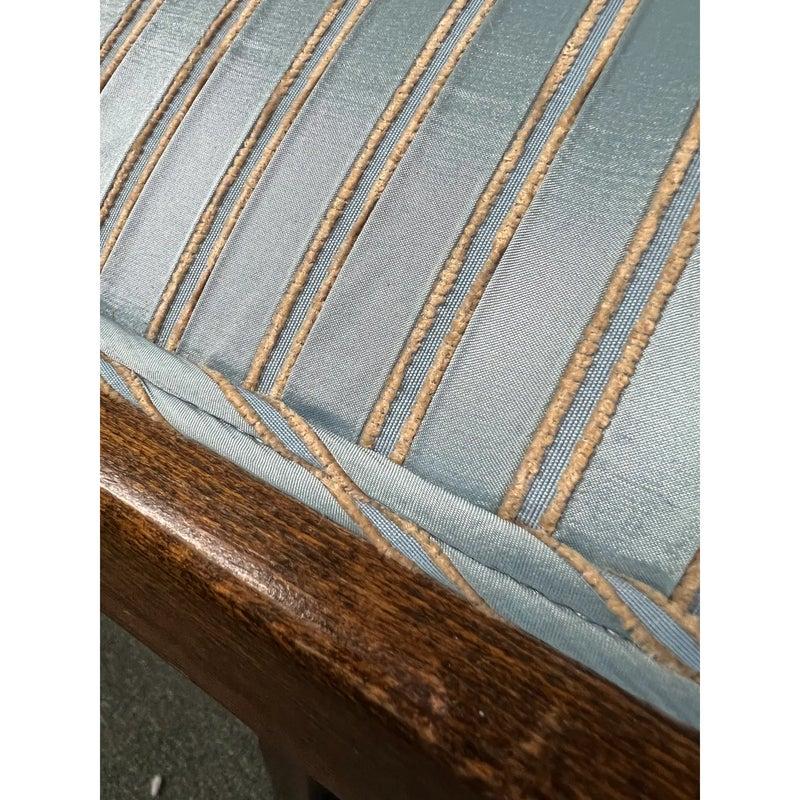 Vienna J&J Kohn by Gustav Siegel Secession Bench Settee No 415

Cadre en hêtre Beeche

Nouvellement tapissé  avec tissu de soie à rayures texturées 

Début du 20e siècle 

62 