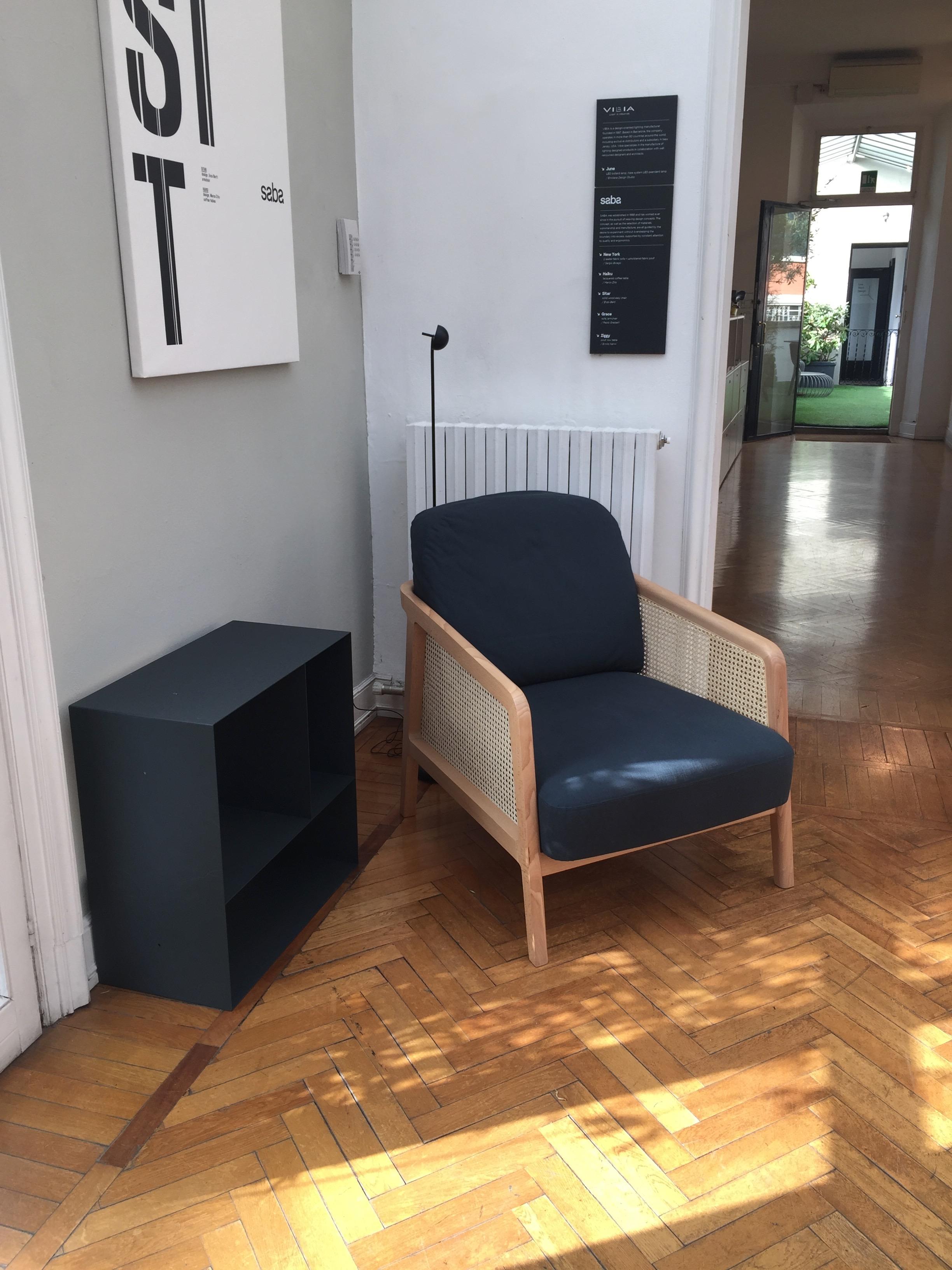 Vienna Lounge Sessel von Colé, Buchenholz, blaue Kissen Contemporary Design im Angebot 2