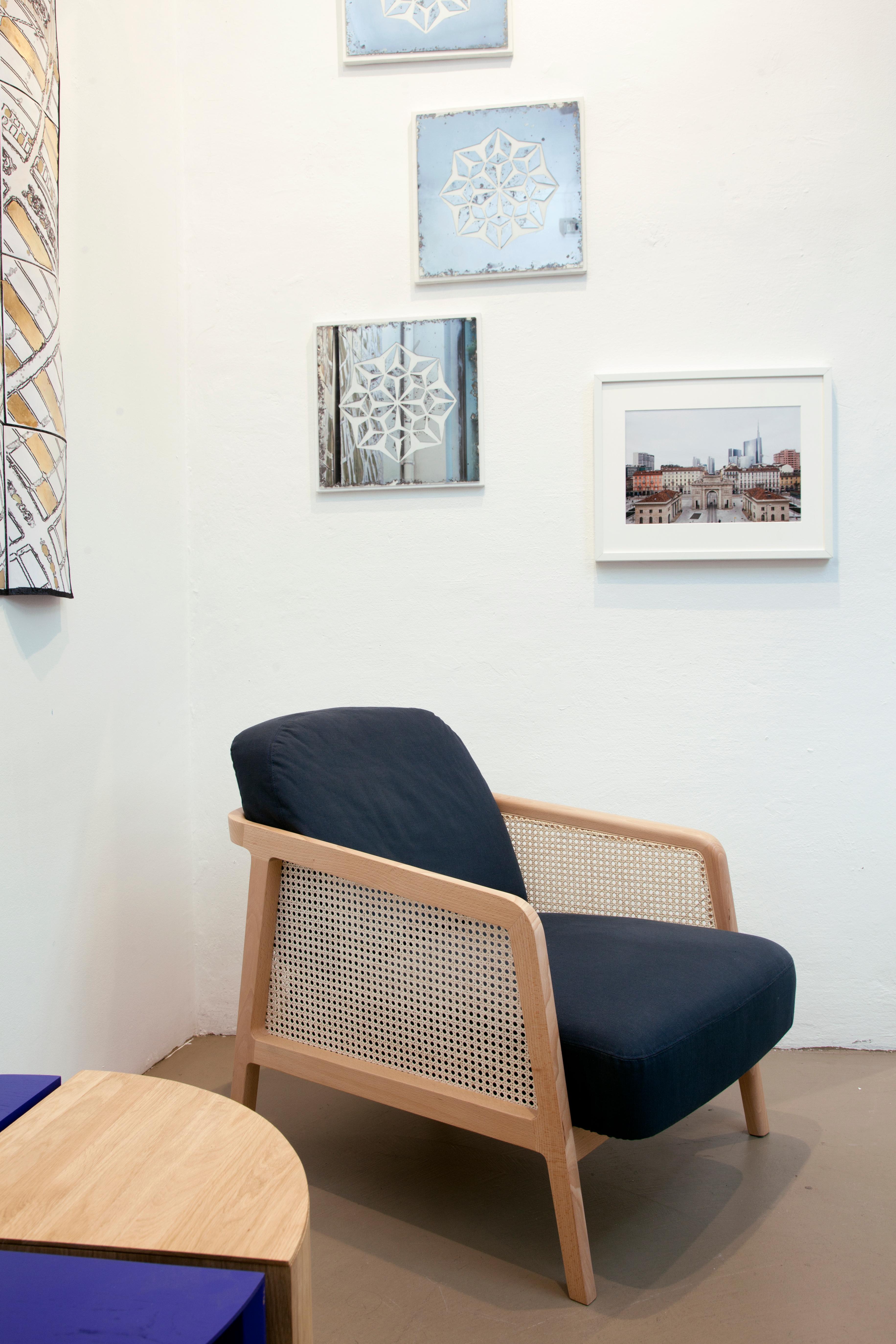 Moderne Fauteuil Vienna Lounge de Colé:: bois de hêtre:: coussins bleus Design contemporain en vente