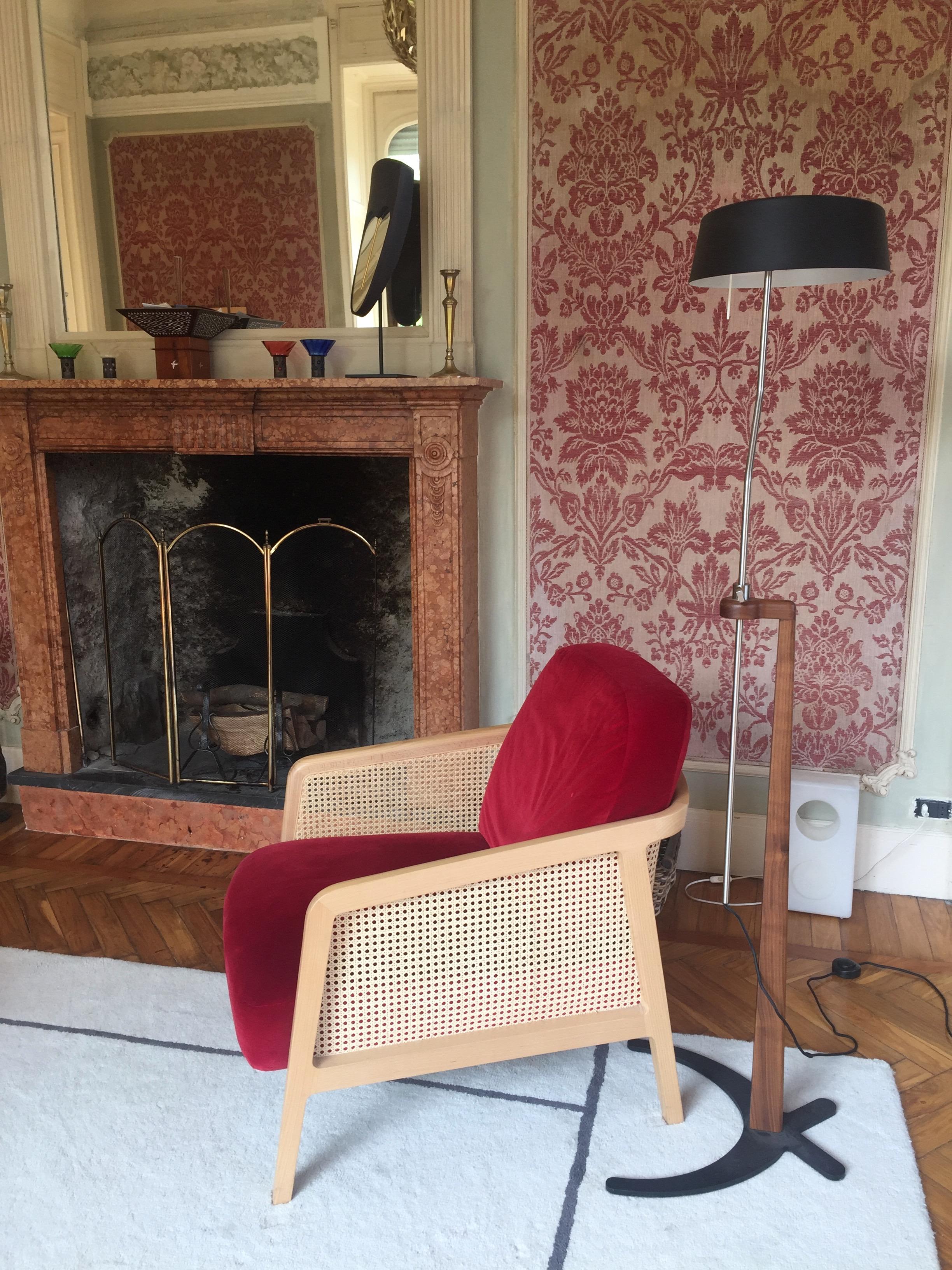 Vienna Lounge Sessel von Colé, Buchenholz, rote Kissen Zeitgenössisches Design (Handgefertigt) im Angebot