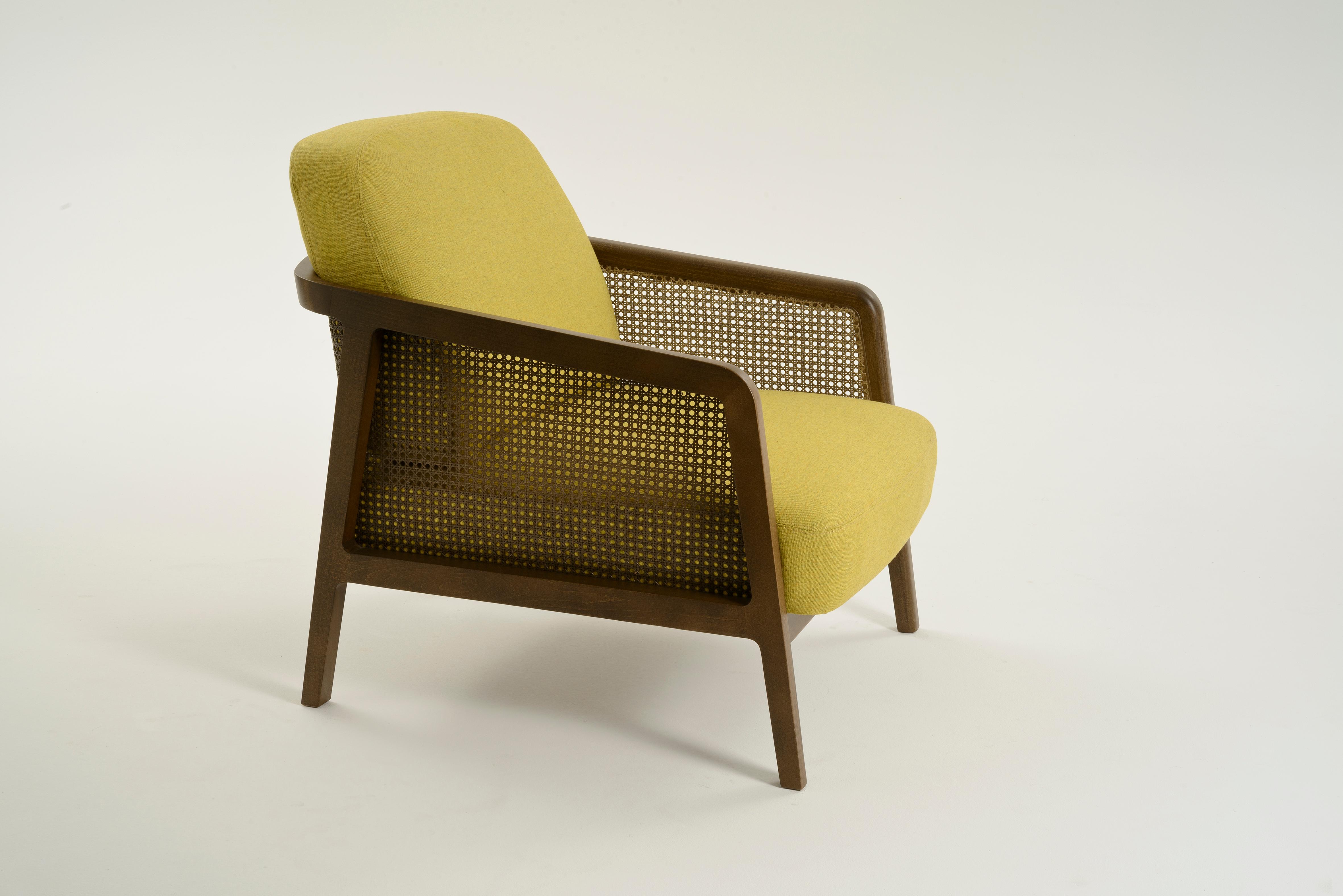 A living room armchair in wood and straw, that recalls the exclusive club atmosphere but in a contemporary key. Vienna is an extraordinarily comfortable and elegant lounge armchair designed by Emmanuel Gallina who loves to quote Brancusi when saying