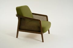 Salón Viena en nogal canaletto y paja, asiento tapizado en tejido de lana rojo