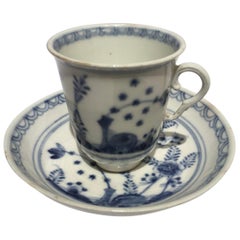 Taza con plato de porcelana vienesa blanca y azul de mediados del siglo XIX