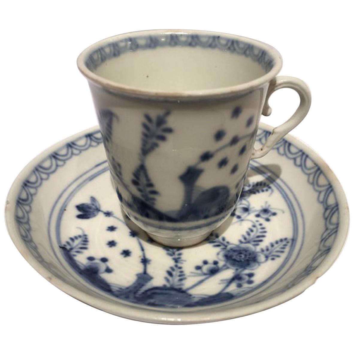 Tasse en porcelaine de Vienne du milieu du 19e siècle avec plat blanc et bleu