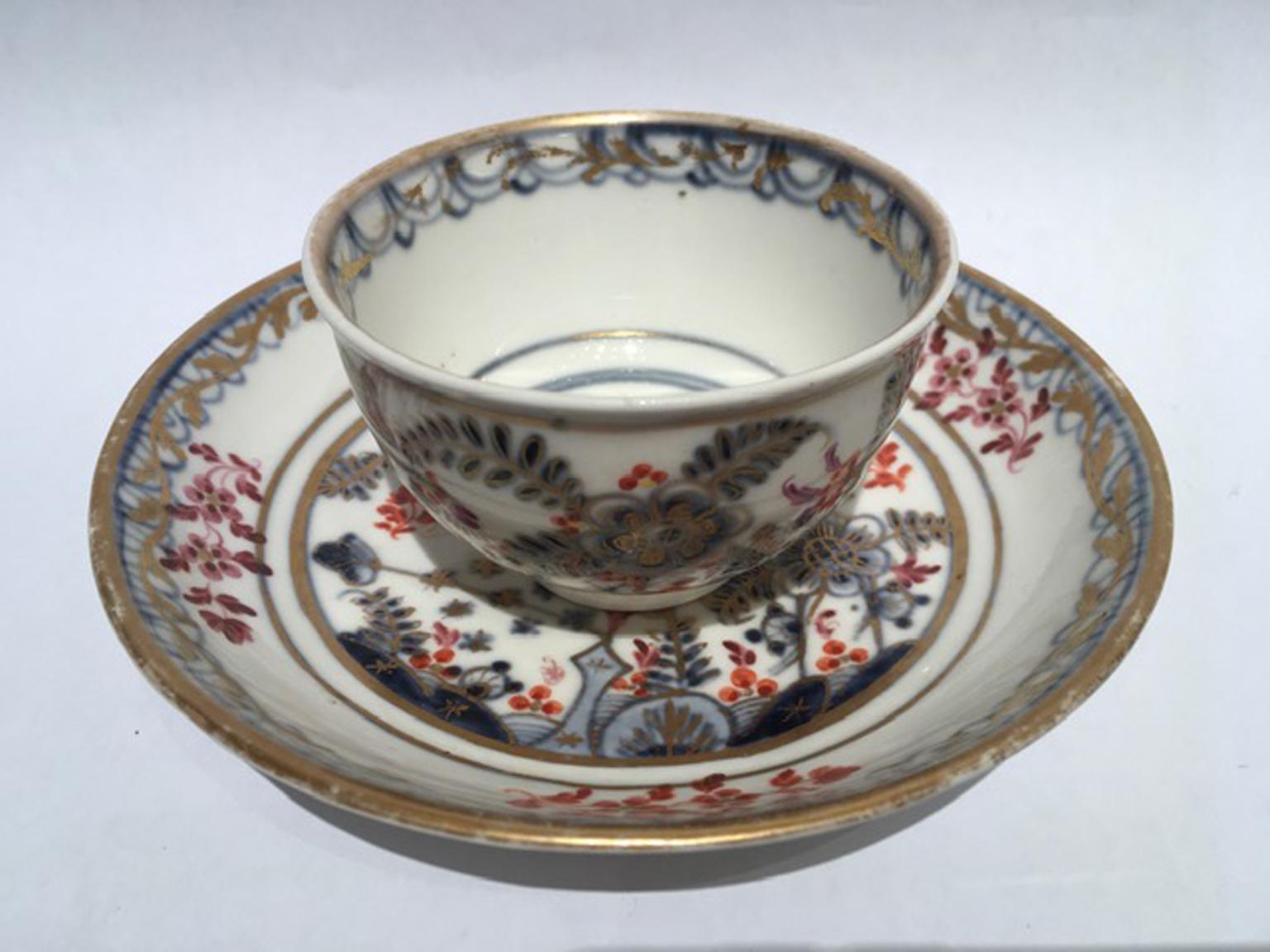 Se trata de una pequeña obra maestra de artesanía: la fina porcelana está diseñada con escenas florales y naturales, ricas en detalles.
Una pieza para coleccionistas refinados o útil para iniciar una colección

Marcado en la espalda.
Con