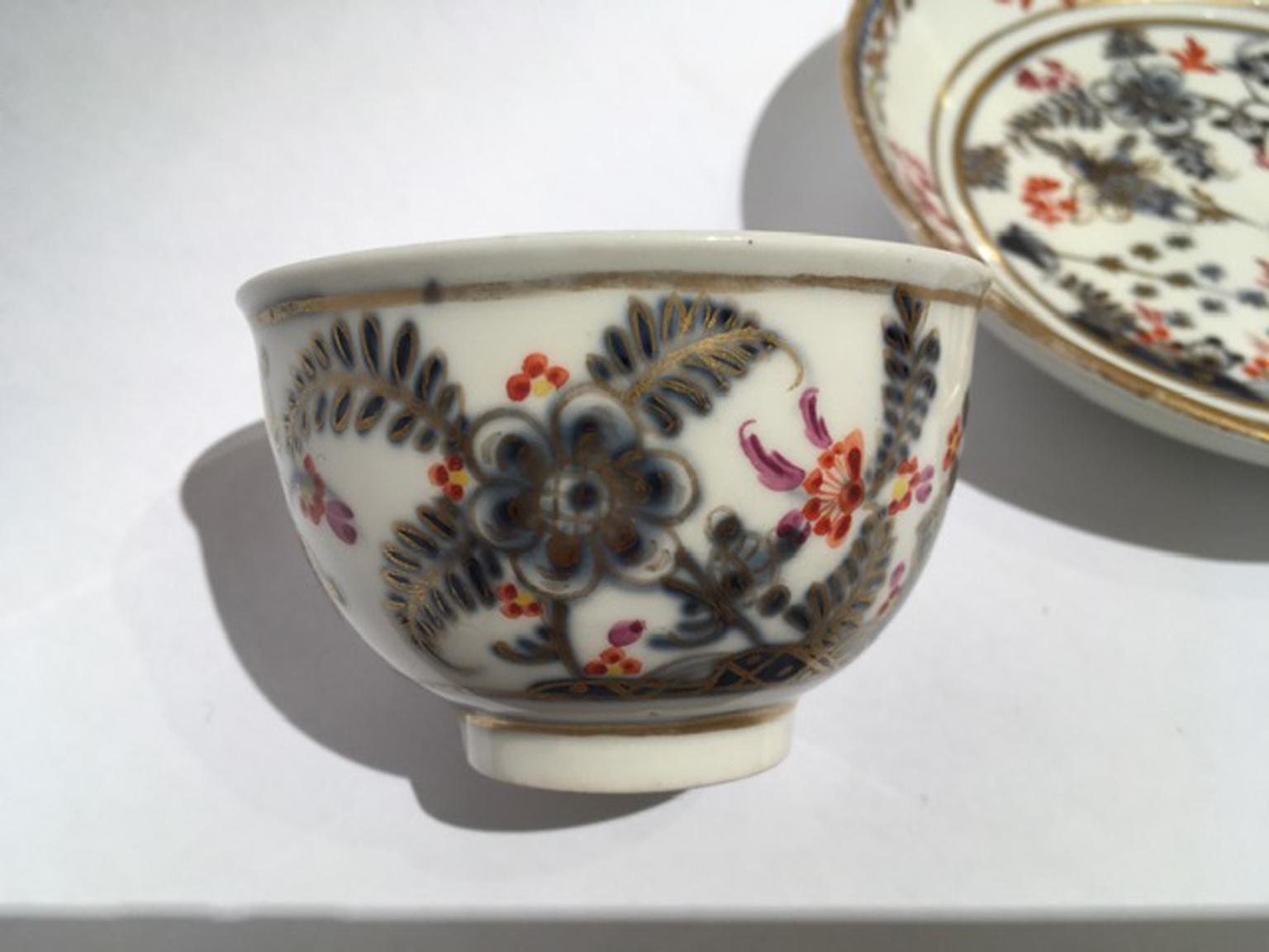 Taza de porcelana con plato blanca roja azul y dorada de Viena de mediados del siglo XIX en venta 1