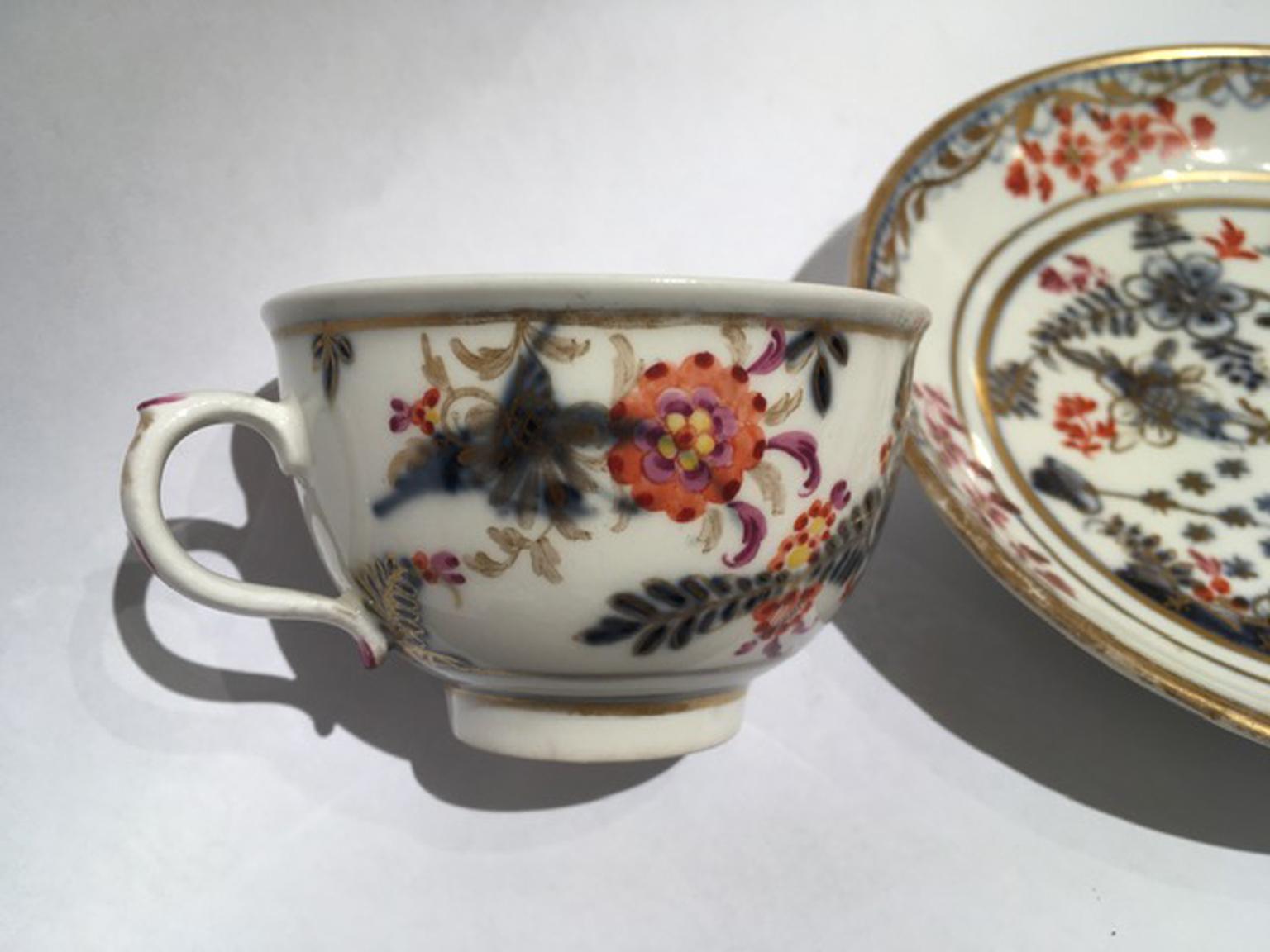 Taza de porcelana con plato blanca roja azul y dorada de Viena de mediados del siglo XIX en venta 2