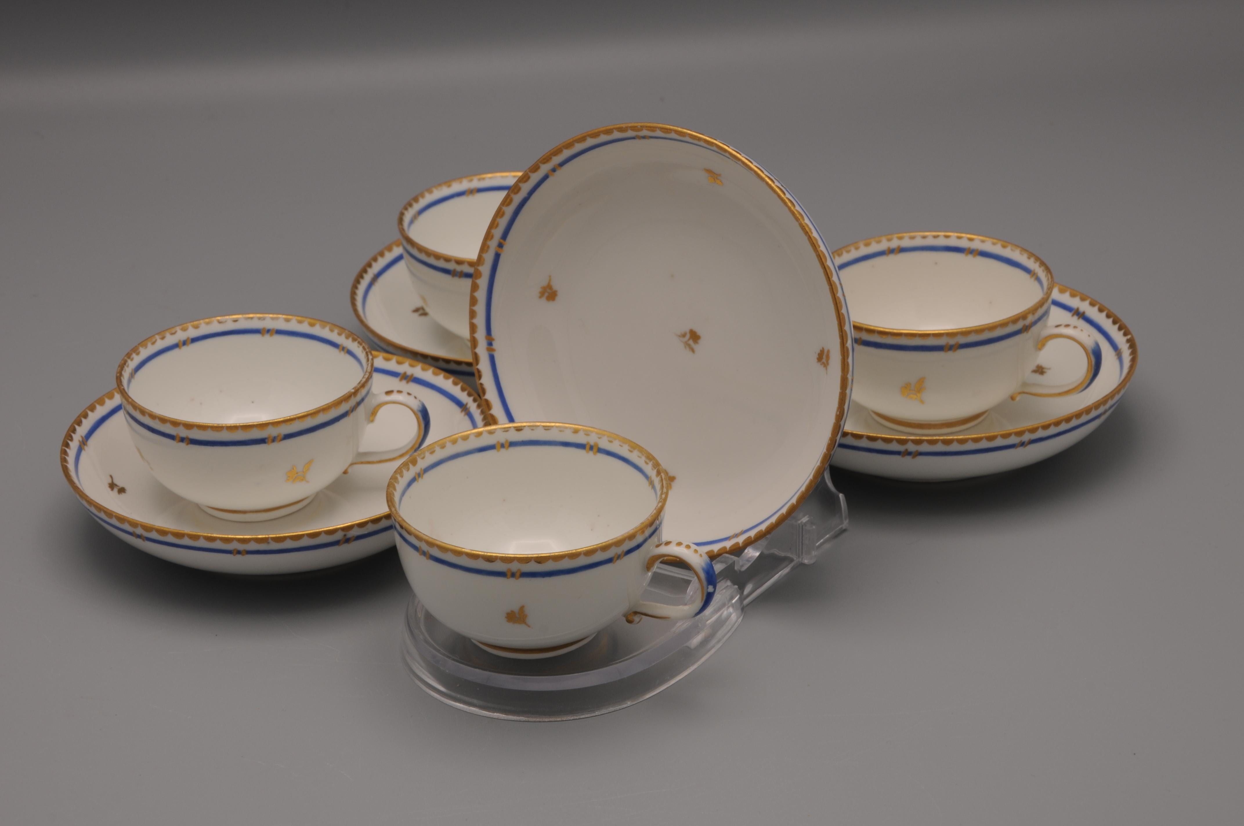 Juego de 4 tazas y platillos con decoración de aerosoles florales dorados y borde azul de la Kaiserlich priviglierte Porzellan Fabrique de Viena. Se fundó en 1718 y continuó hasta 1864.

La empresa era la segunda fábrica de porcelana más antigua de