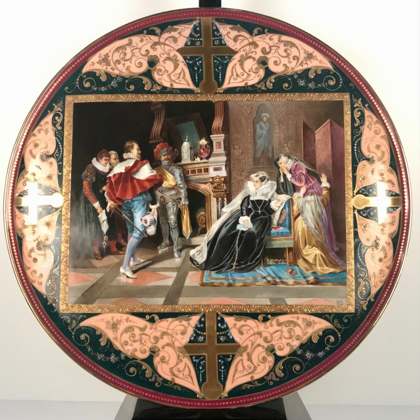 Chargeur circulaire en porcelaine de Vienne, peint à la main, représentant Marie, reine d'Écosse, à qui l'on annonce son exécution imminente, dans un cadre rectangulaire perlé et doré, sur fond vert foncé, avec des motifs feuillus et floraux sous et