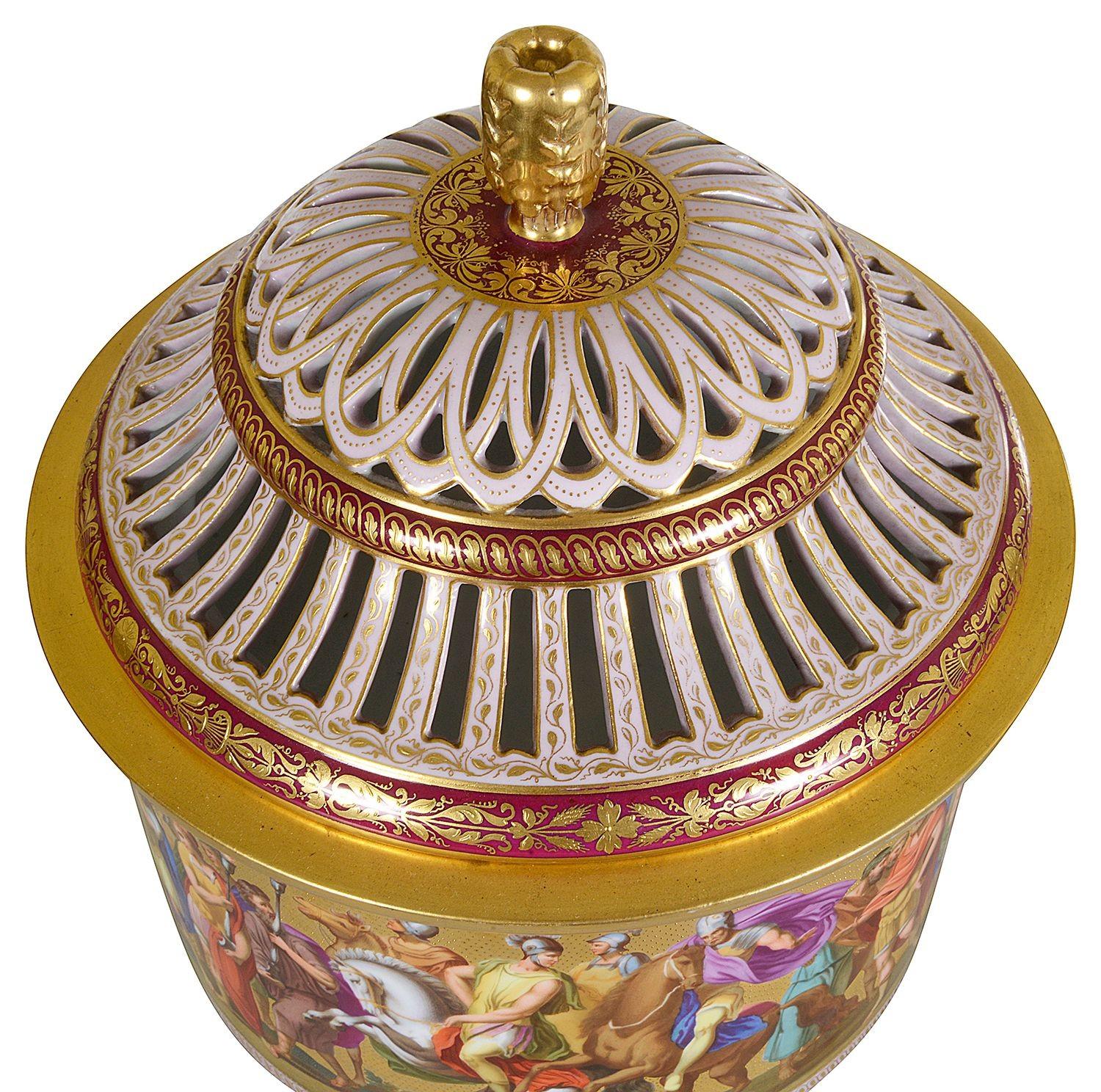 Dipinto a mano Urna Potpourri con coperchio in porcellana di Vienna, fine XIX secolo in vendita