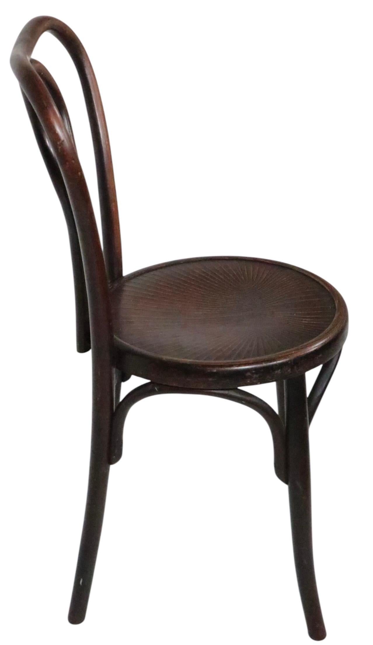 Classique  Chaise de café, de bistro ou de salle à manger en bois courbé de style sécessionniste viennois, vers 1900/1930, marquée Fischel Checoslov. Cet exemplaire est en bon état, d'origine, propre et prêt à l'emploi, ne présentant qu'une légère